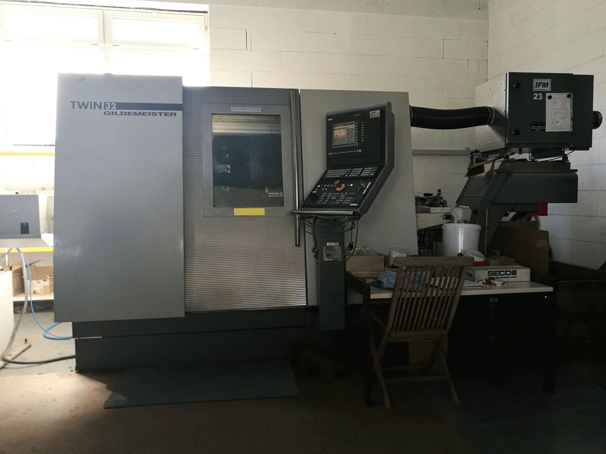 Vista Frontal da Gildemeister TWIN 32 máquina