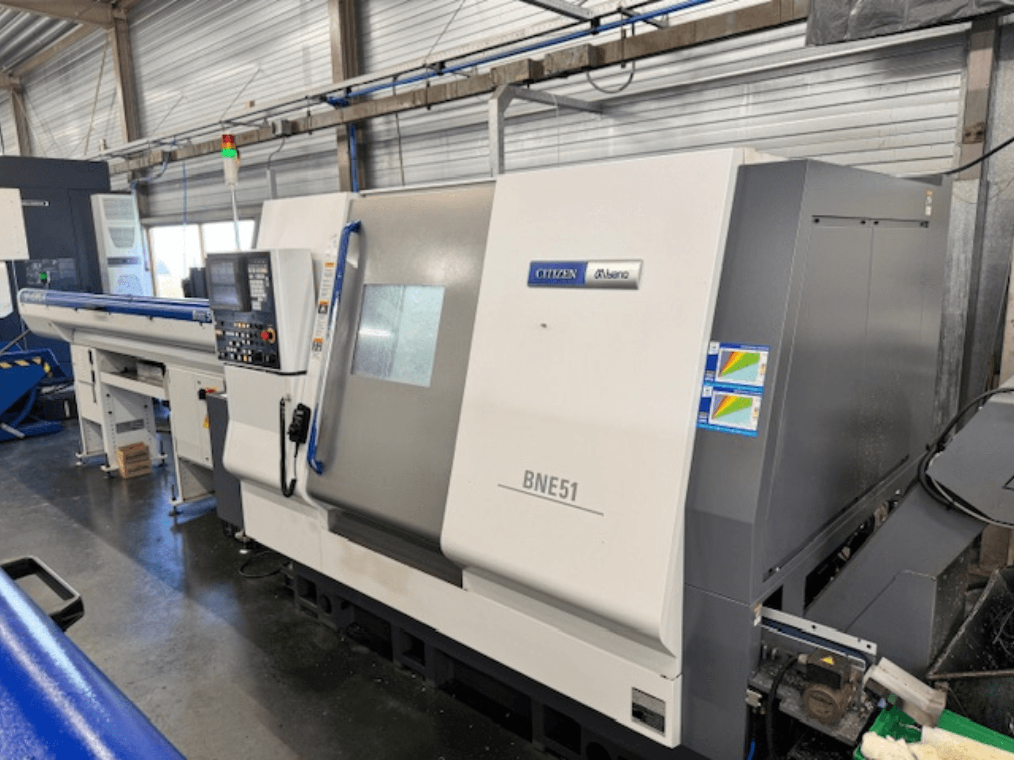 Torneiro horizontal Citizen BNE-51MSY, vista lateral mostrando o painel de controlo e o mecanismo de alimentação.