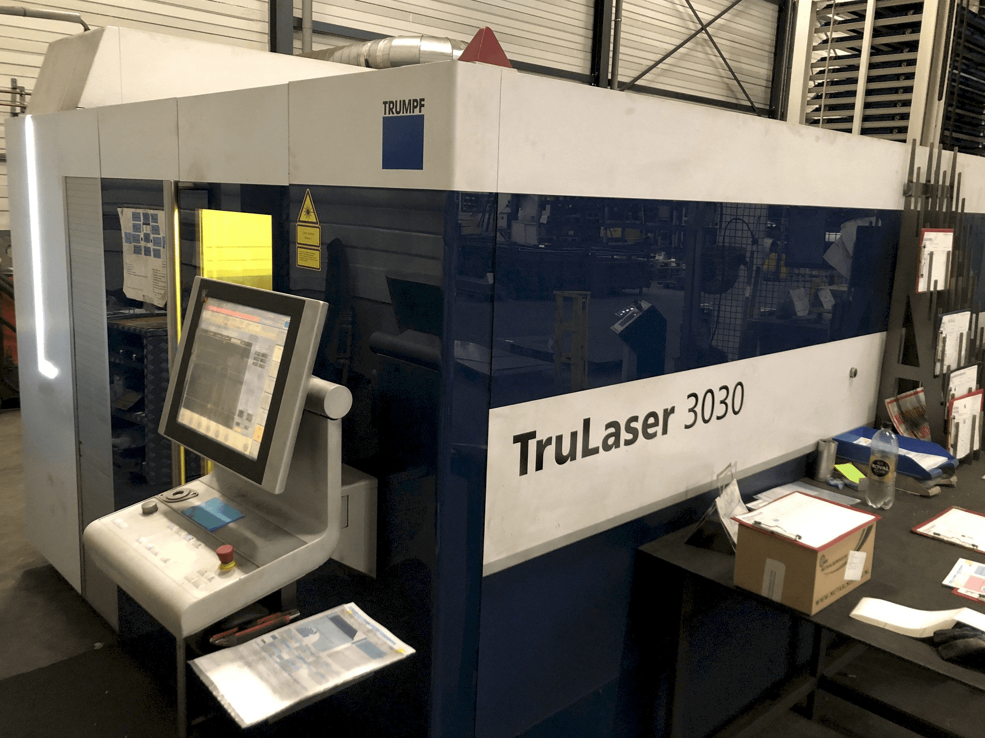 Vista Frontal da Trumpf TruLaser 3030 fiber máquina
