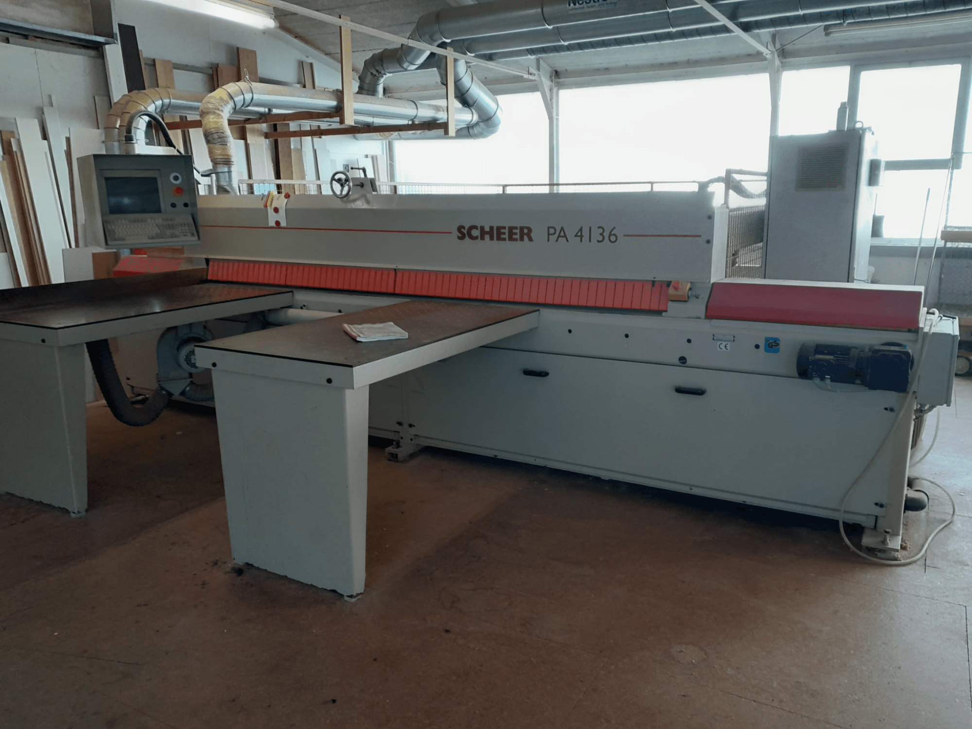Serra de painel Scheer PA 4136, vista frontal, com uma grande mesa de corte, painel de controlo e desenho industrial numa oficina.