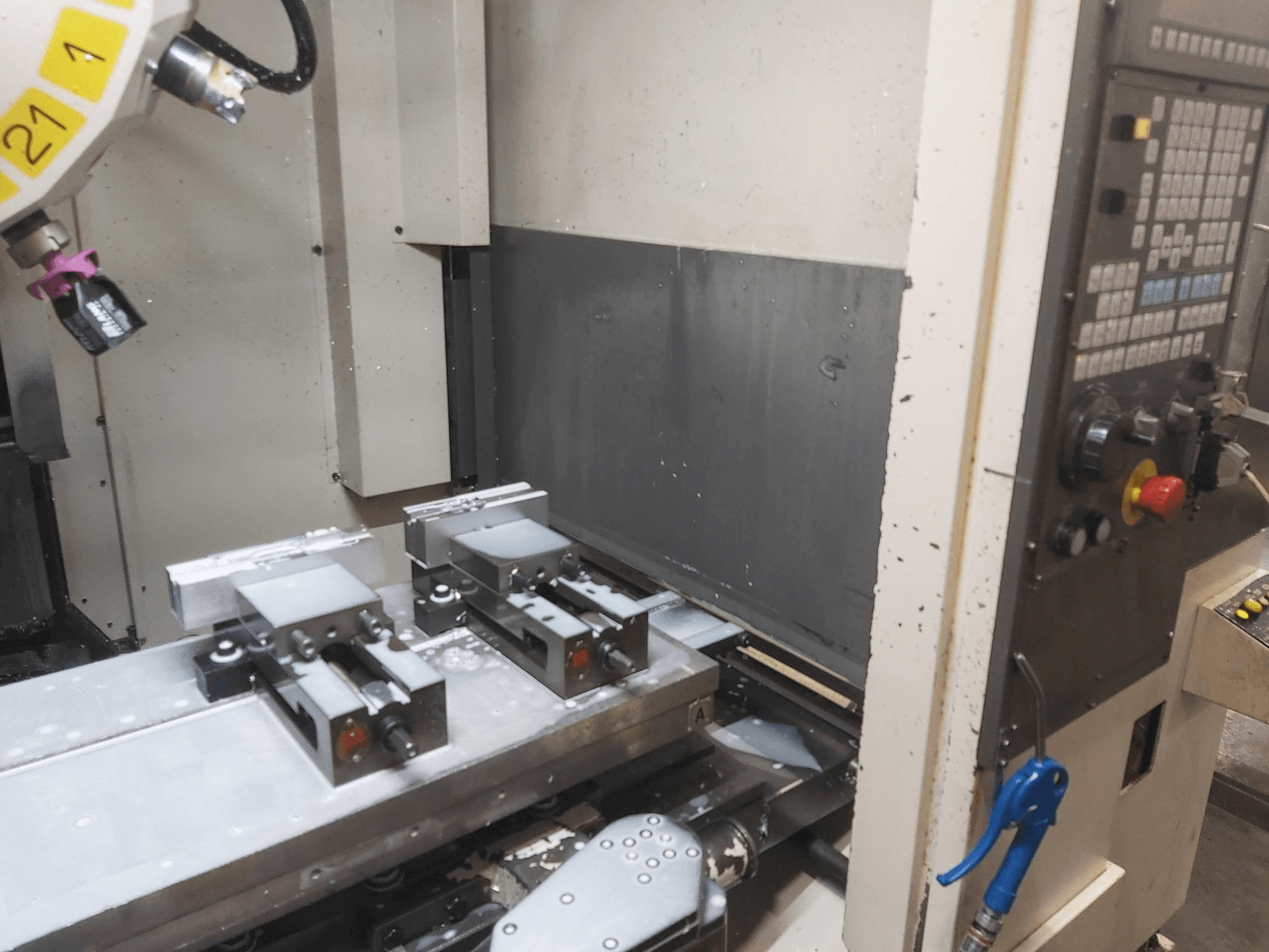 Vista Frontal da FANUC Robodrill Alpha T21iE máquina