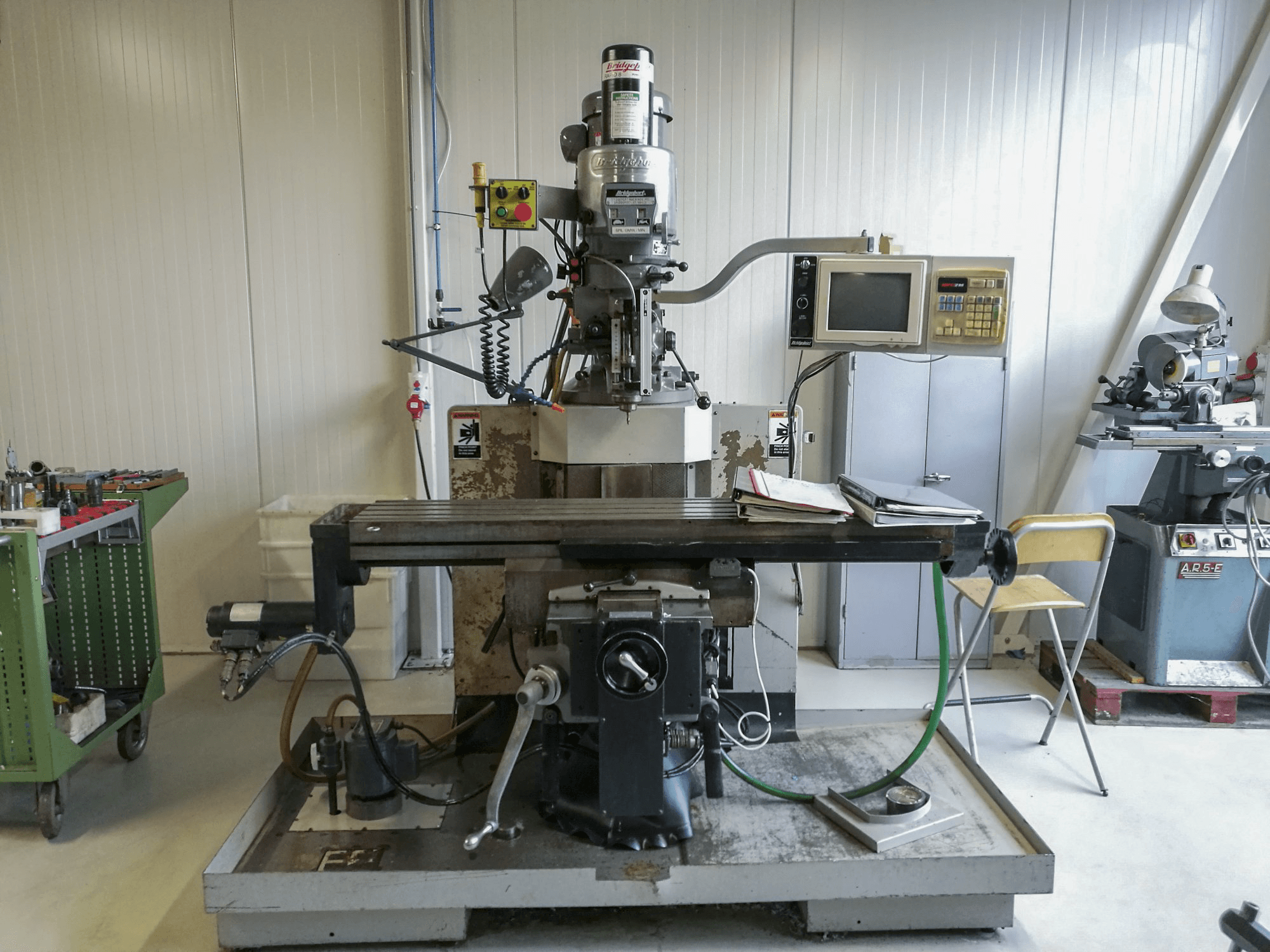 Vista Frontal da Bridgeport EZ TRAK DX II máquina