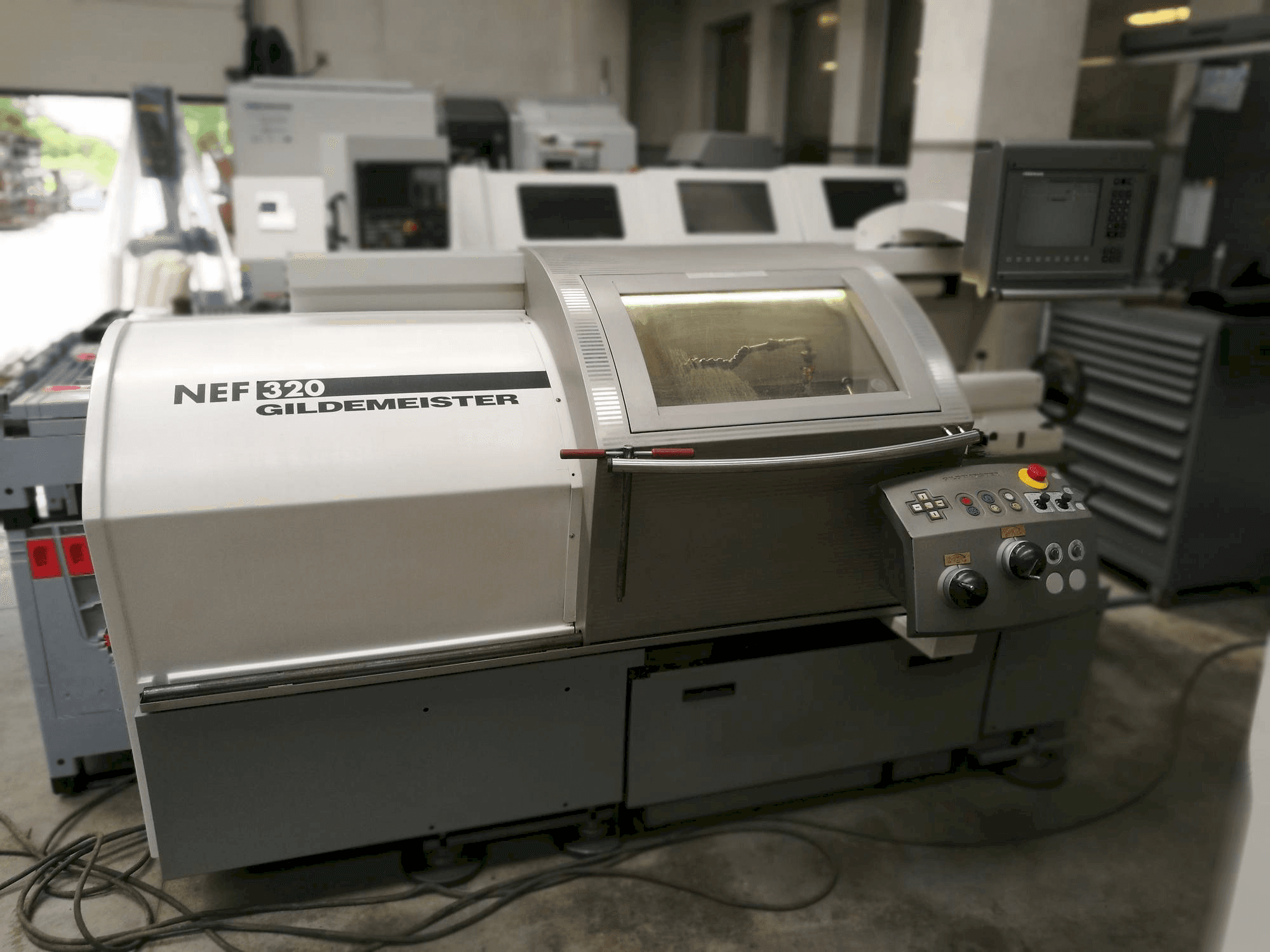 Vista Frontal da Gildemeister NEF 320 máquina
