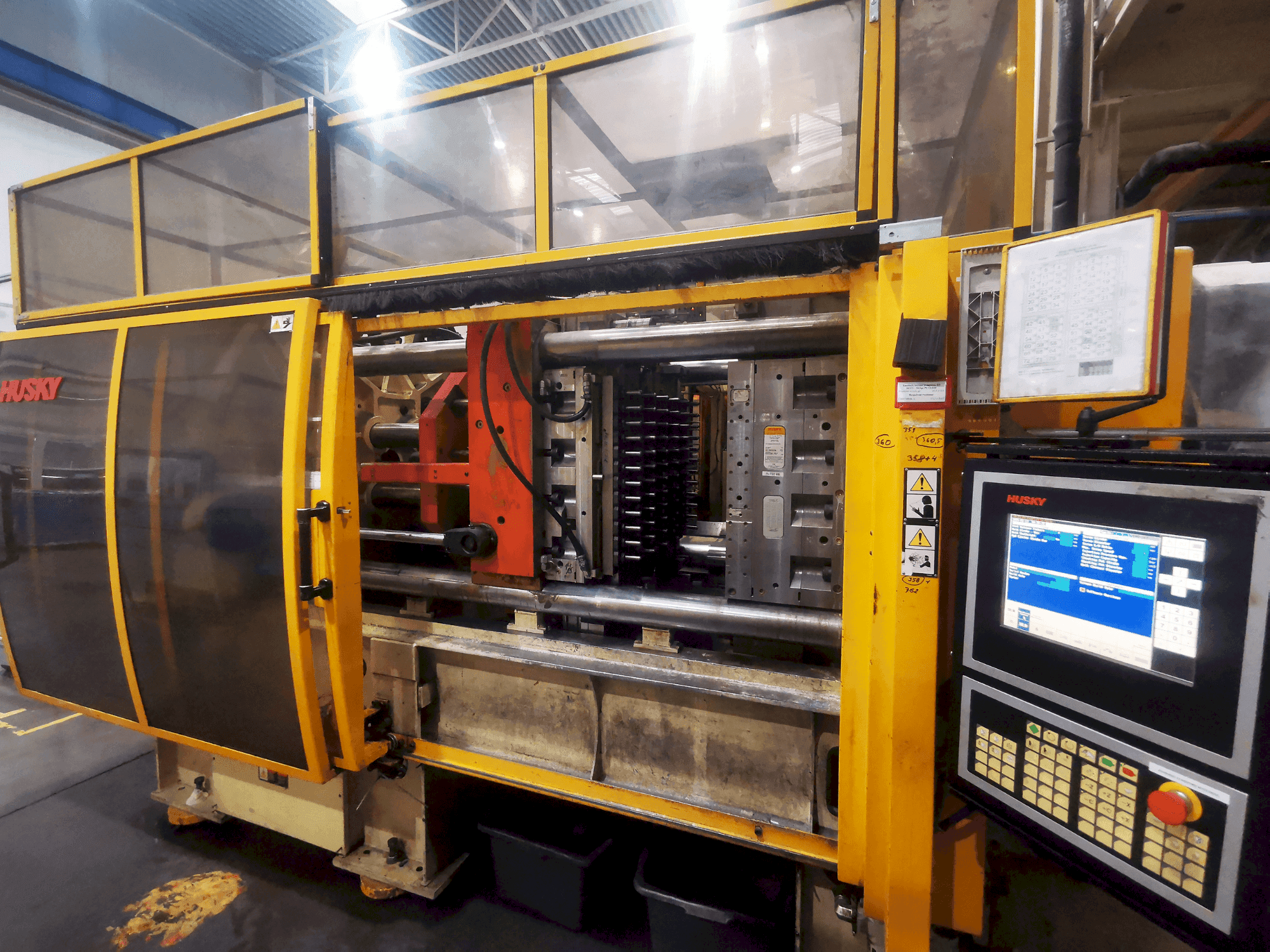 Vista Frontal da Husky GL 300PET P100/110 E12O máquina