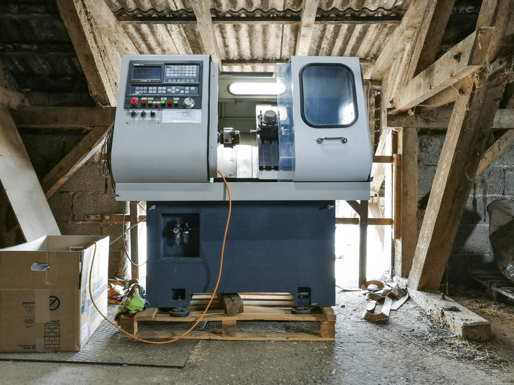 Vista Frontal da OZ-Seals Simploz6040 CNC máquina