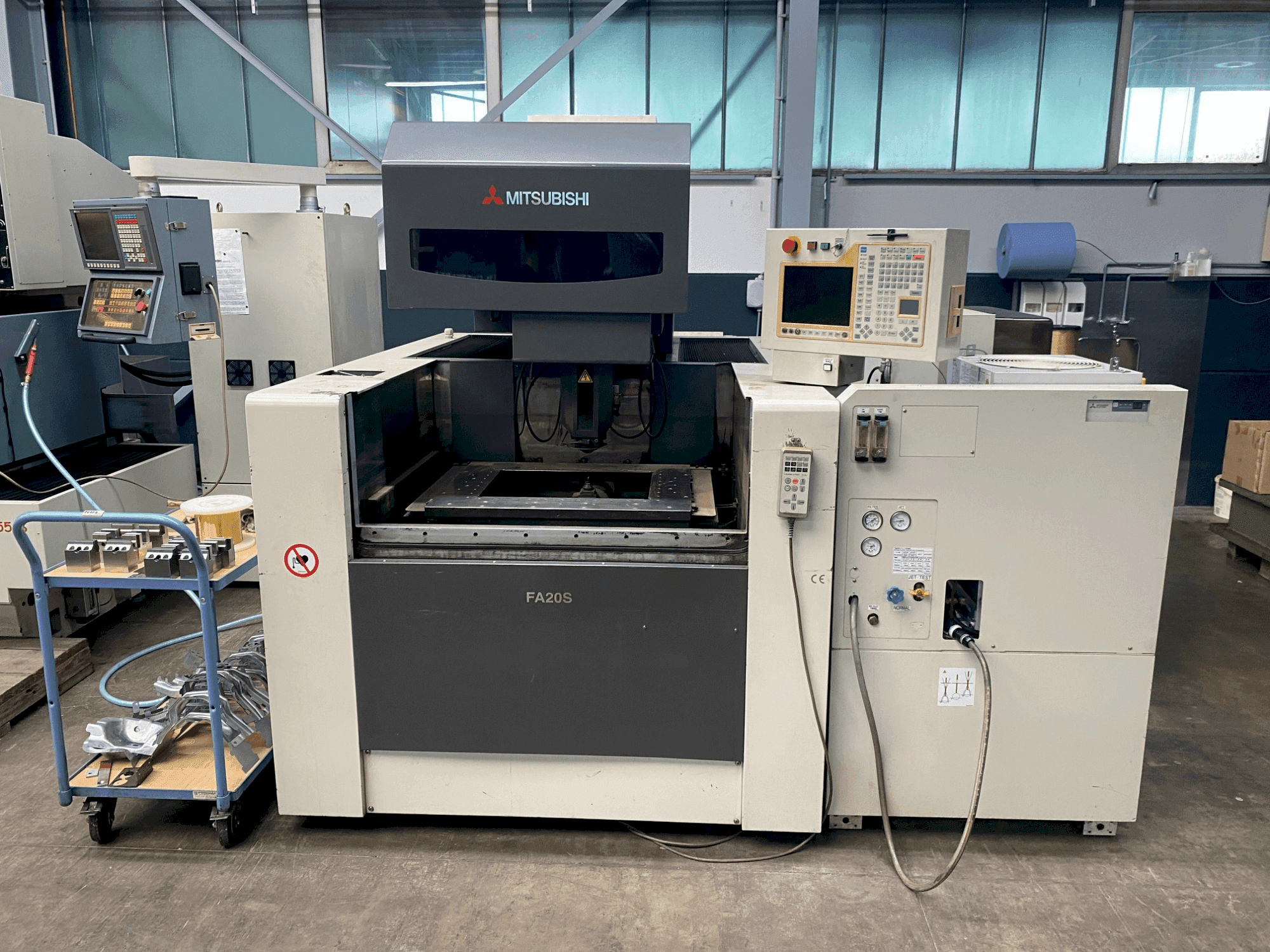 Vista Frontal da Mitsubishi FA 20 SM máquina