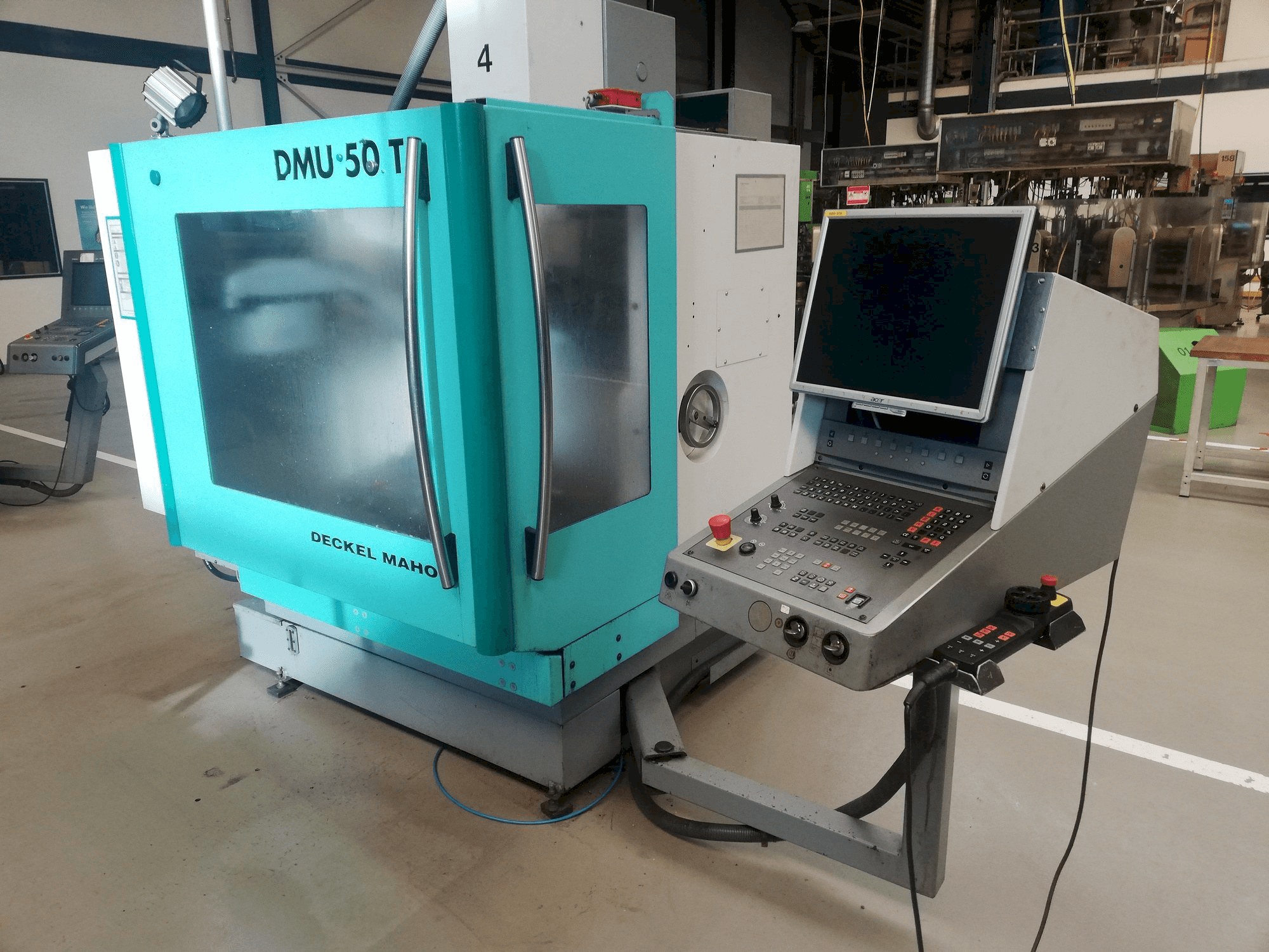 Vista Frontal da DECKEL MAHO DMU 50T máquina