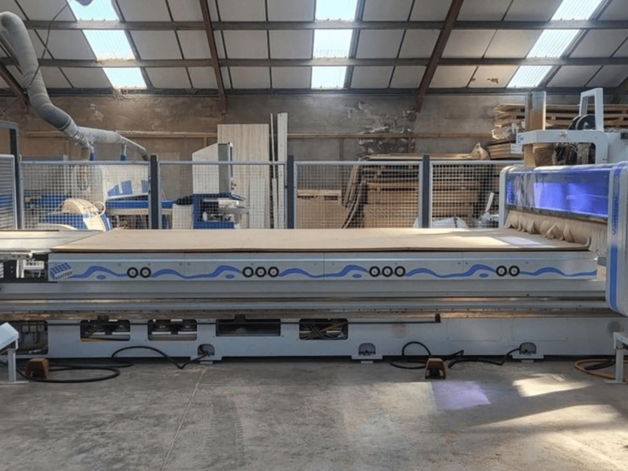 Tupia CNC HOMAG WEEKE BHP200/VANTAGE714 vista de frente, com uma mesa de trabalho espaçosa num ambiente de oficina.