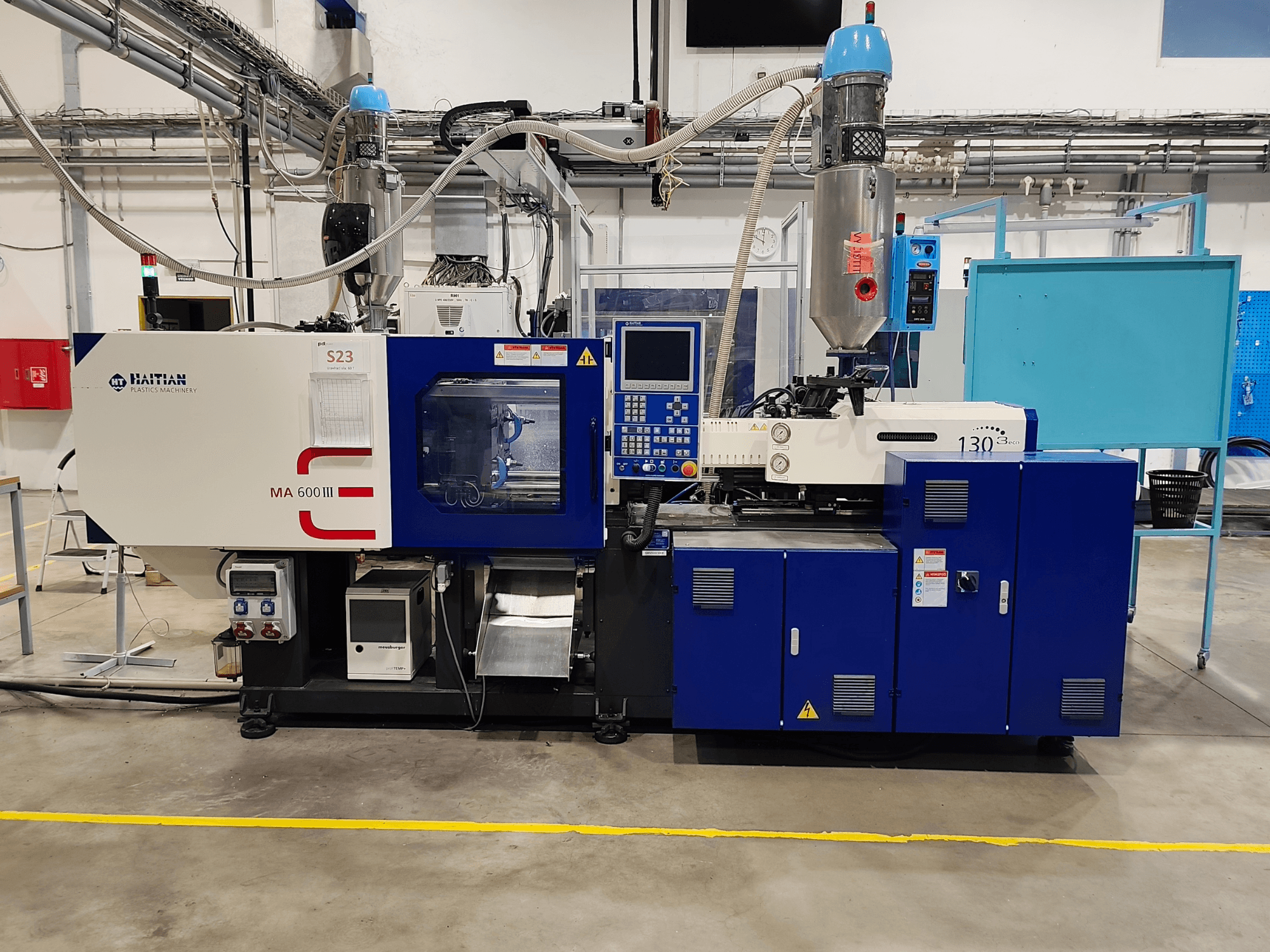 Máquina de moldagem por injeção elétrica HAITIAN Mars III MA 600/130B eco, vista frontal que mostra o painel de controlo e a unidade de injeção.