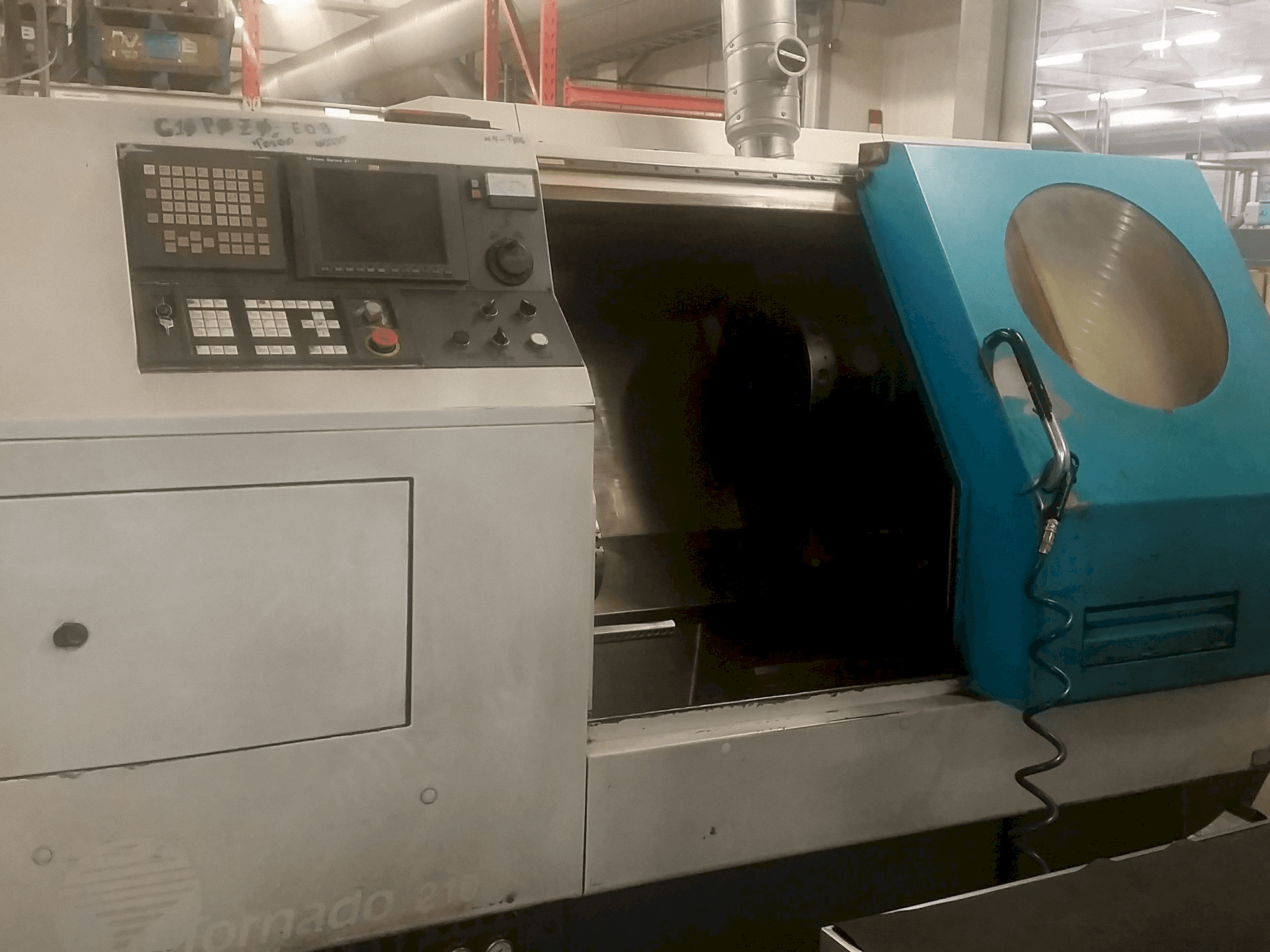 Vista Frontal da 600 Lathes Tornado 210 máquina