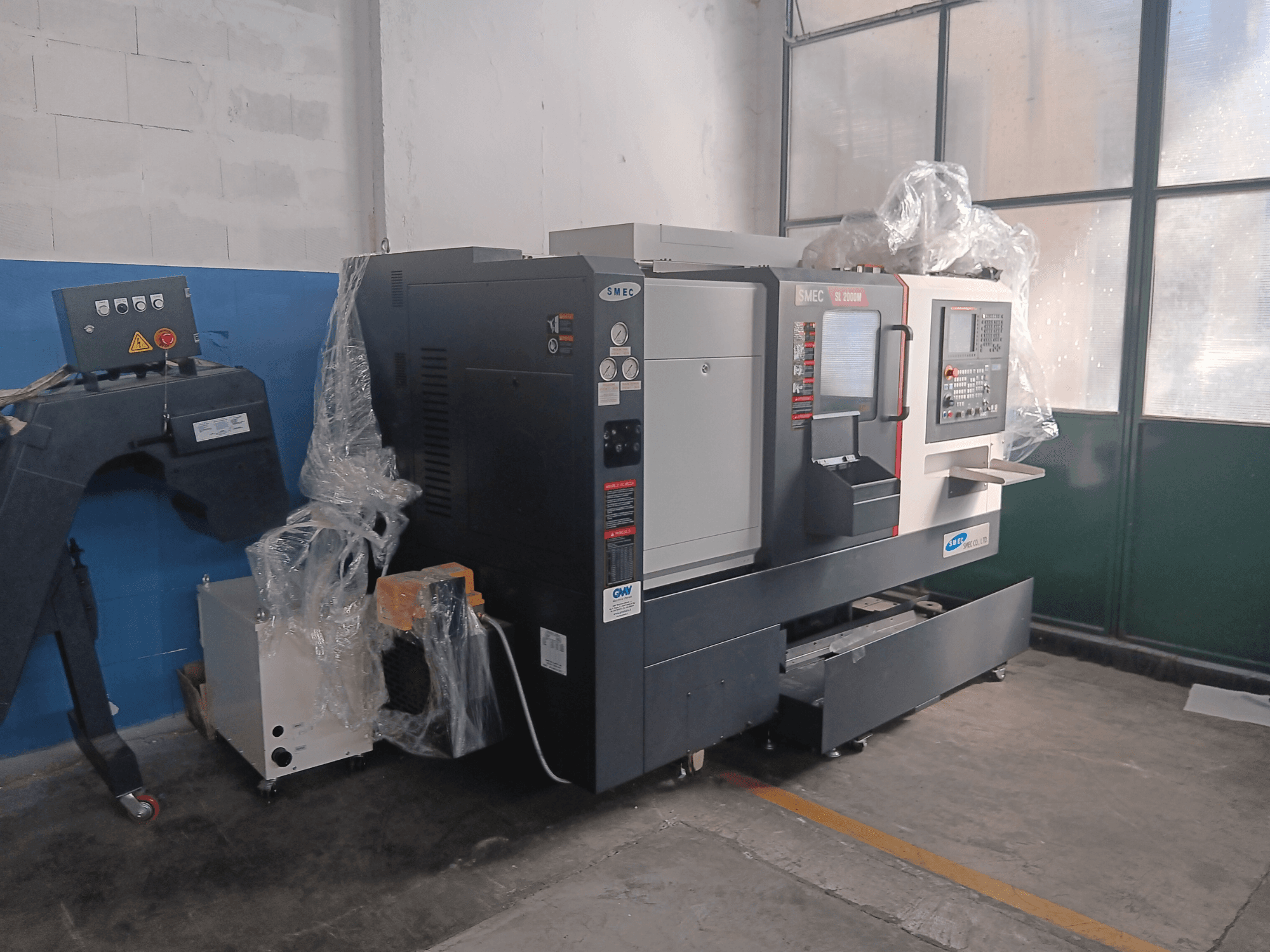 SMEC SL2000M B TYPE torniquete horizontal, vista lateral, com painel de controlo e película de plástico de proteção.