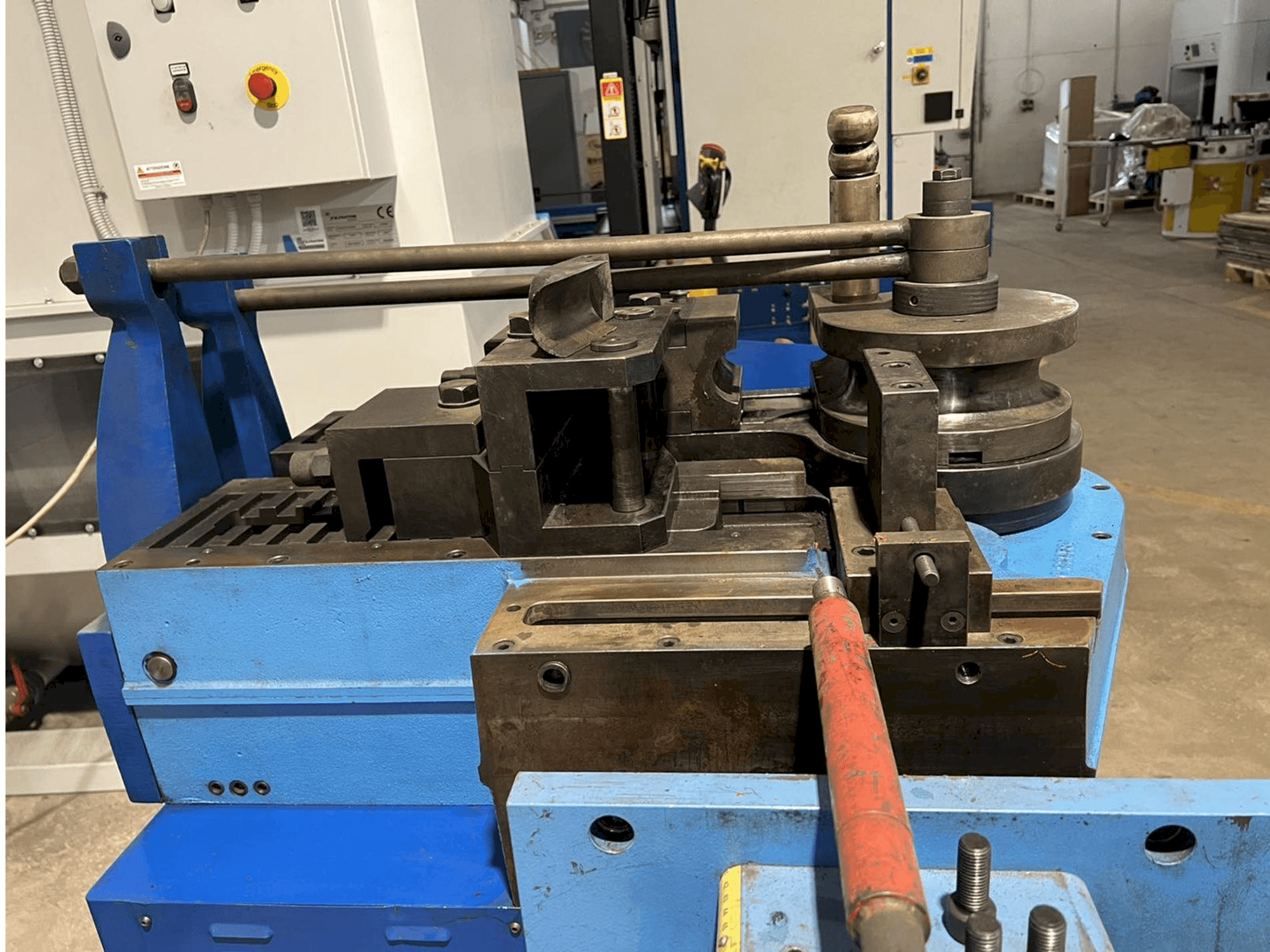 Vista Lateral Esquerda da CBC Uni 90 máquina