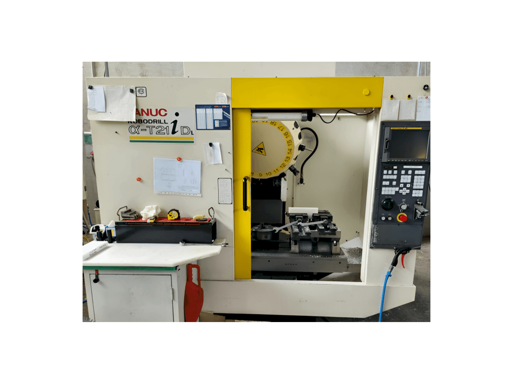 Vista Frontal da FANUC Robodrill Alpha T21iD máquina