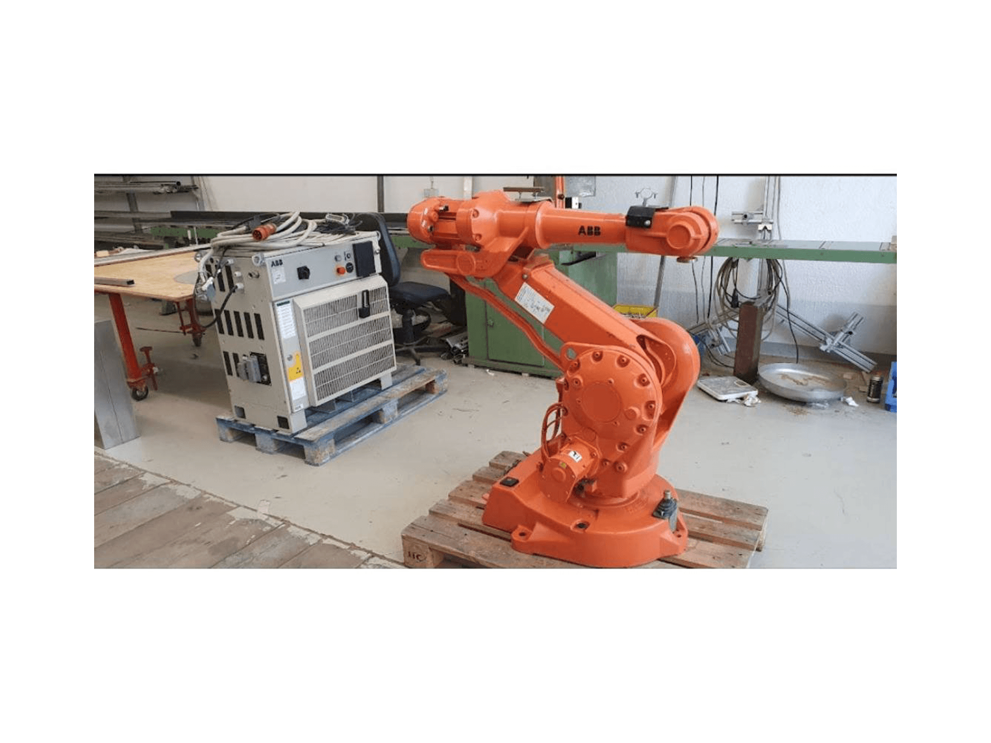 Vista Frontal da ABB IRB 2400 M2000 máquina