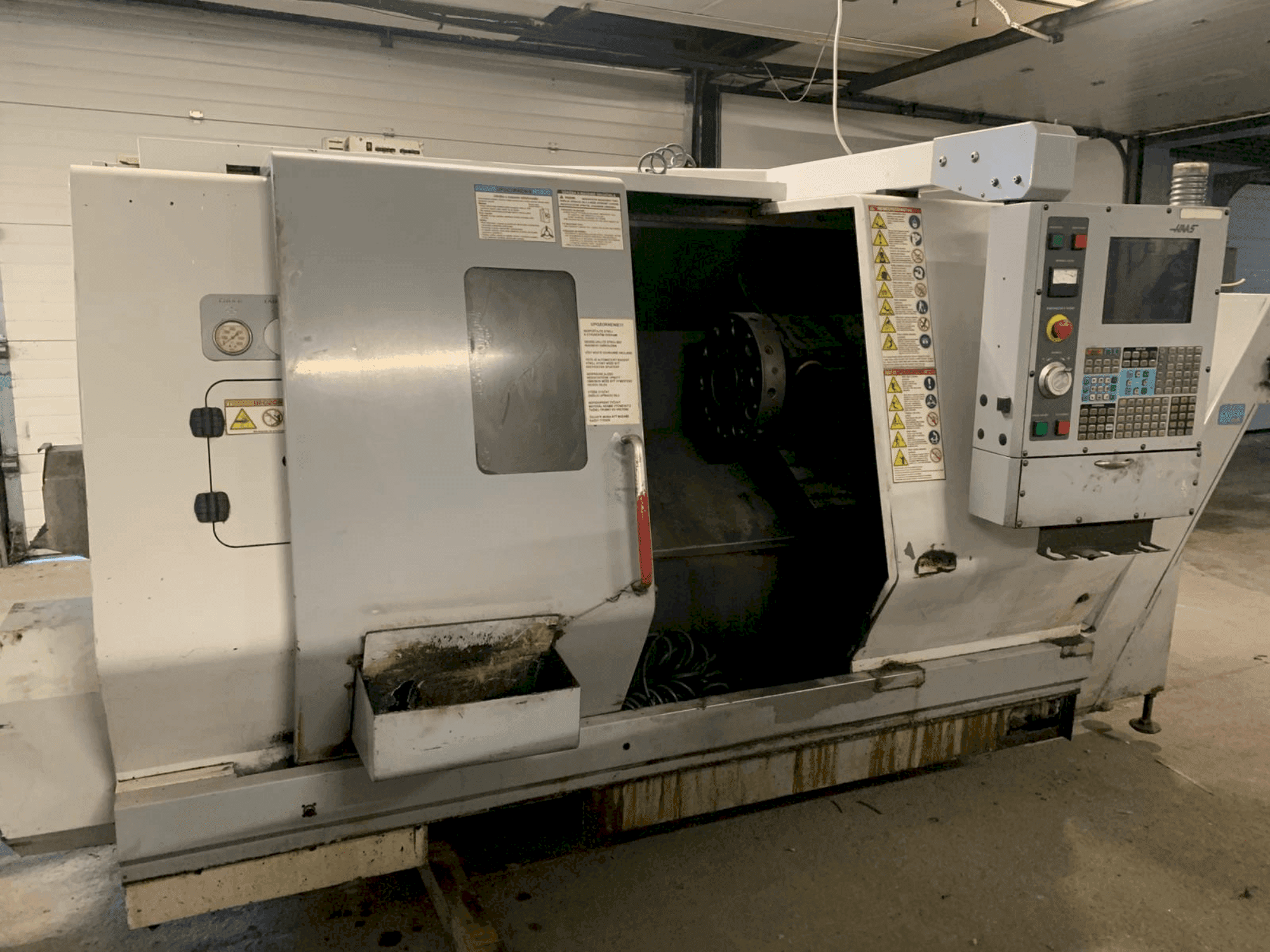 Vista Frontal da HAAS SL-20HE máquina