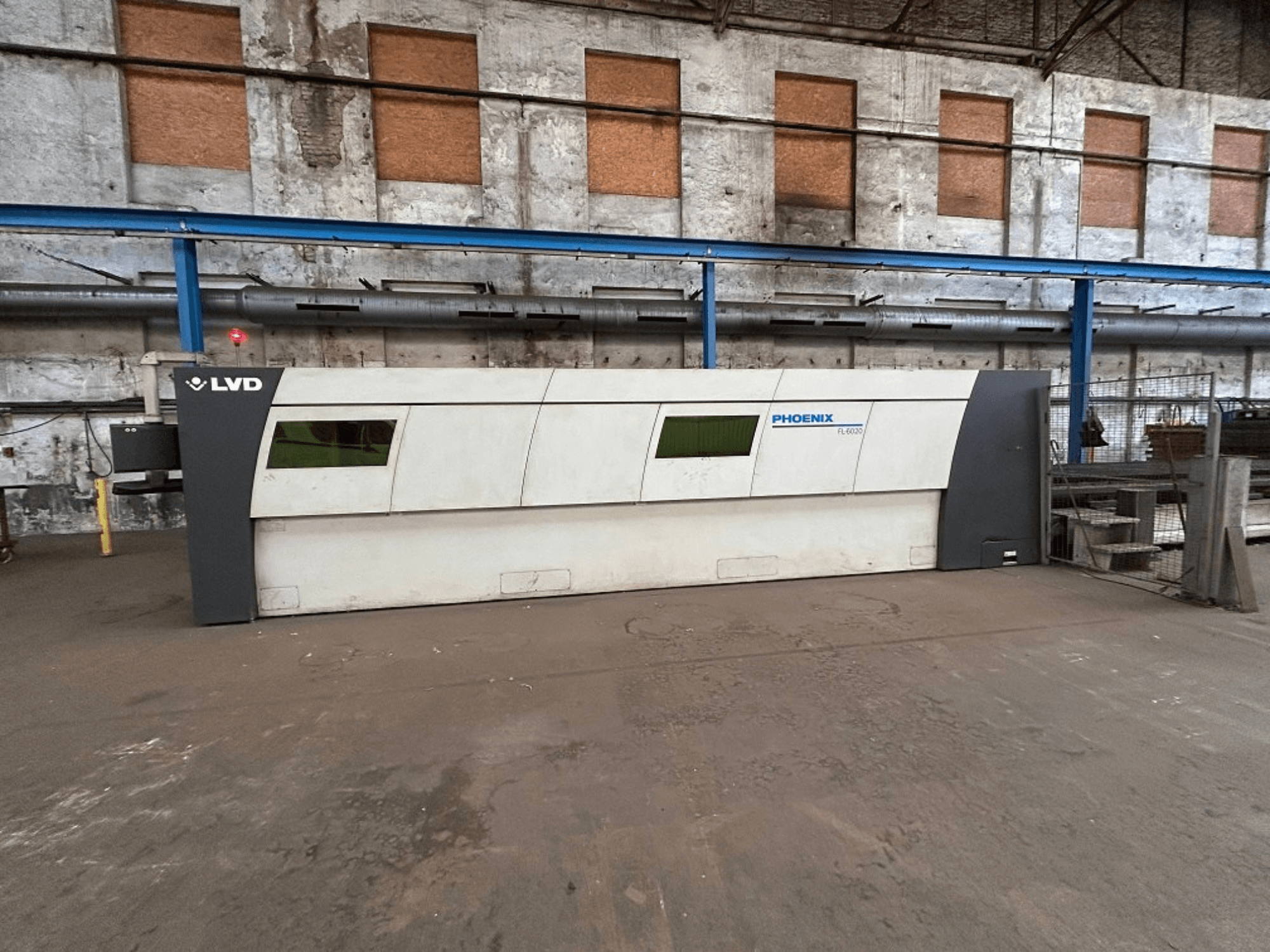 Máquina de corte a laser de fibra LVD Phoenix num ambiente industrial, vista frontal mostrando o seu design elegante e caraterísticas operacionais.