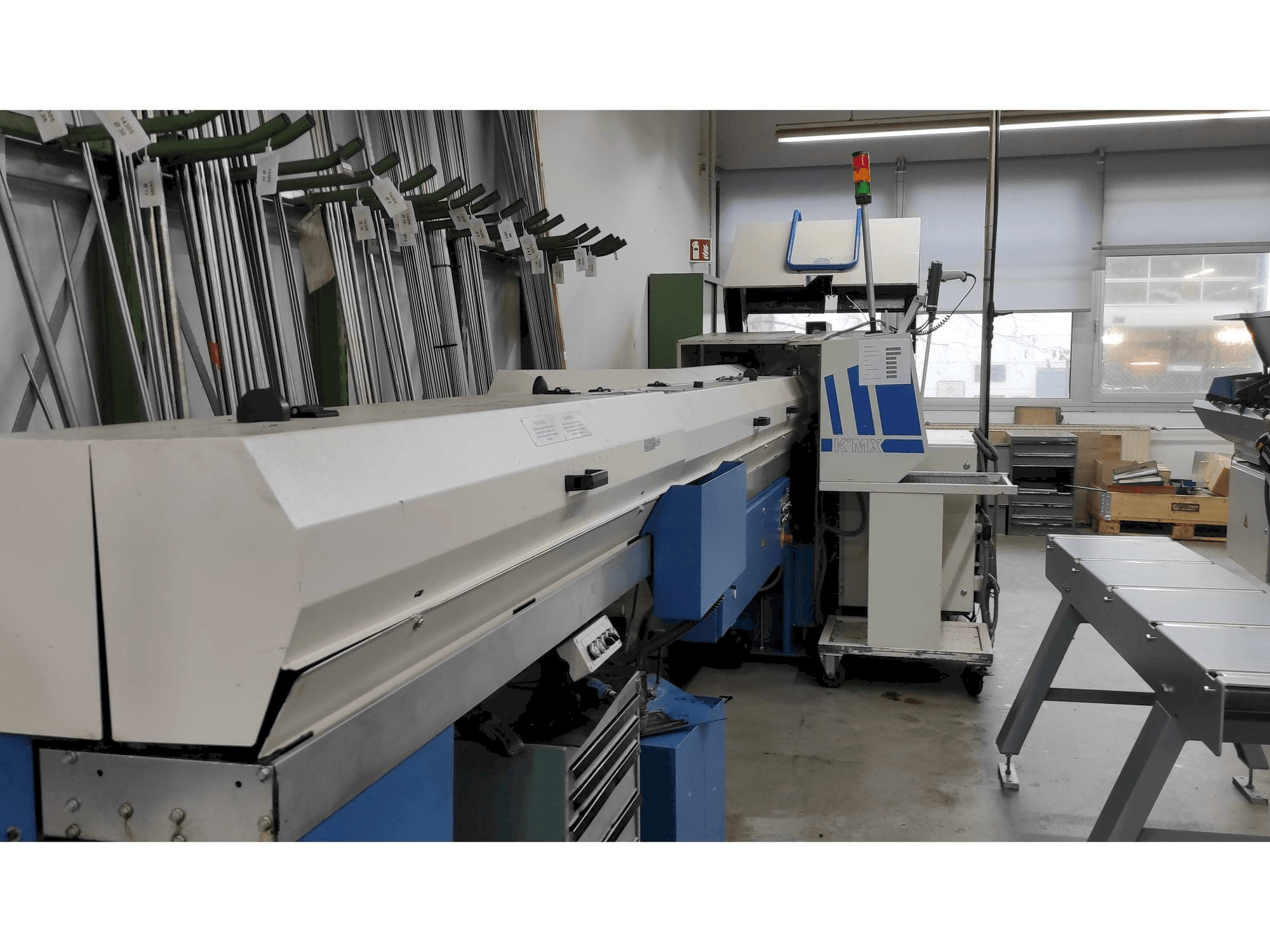 Vista Esquerda da Manurhin KMX 226 with FMB bar loader máquina