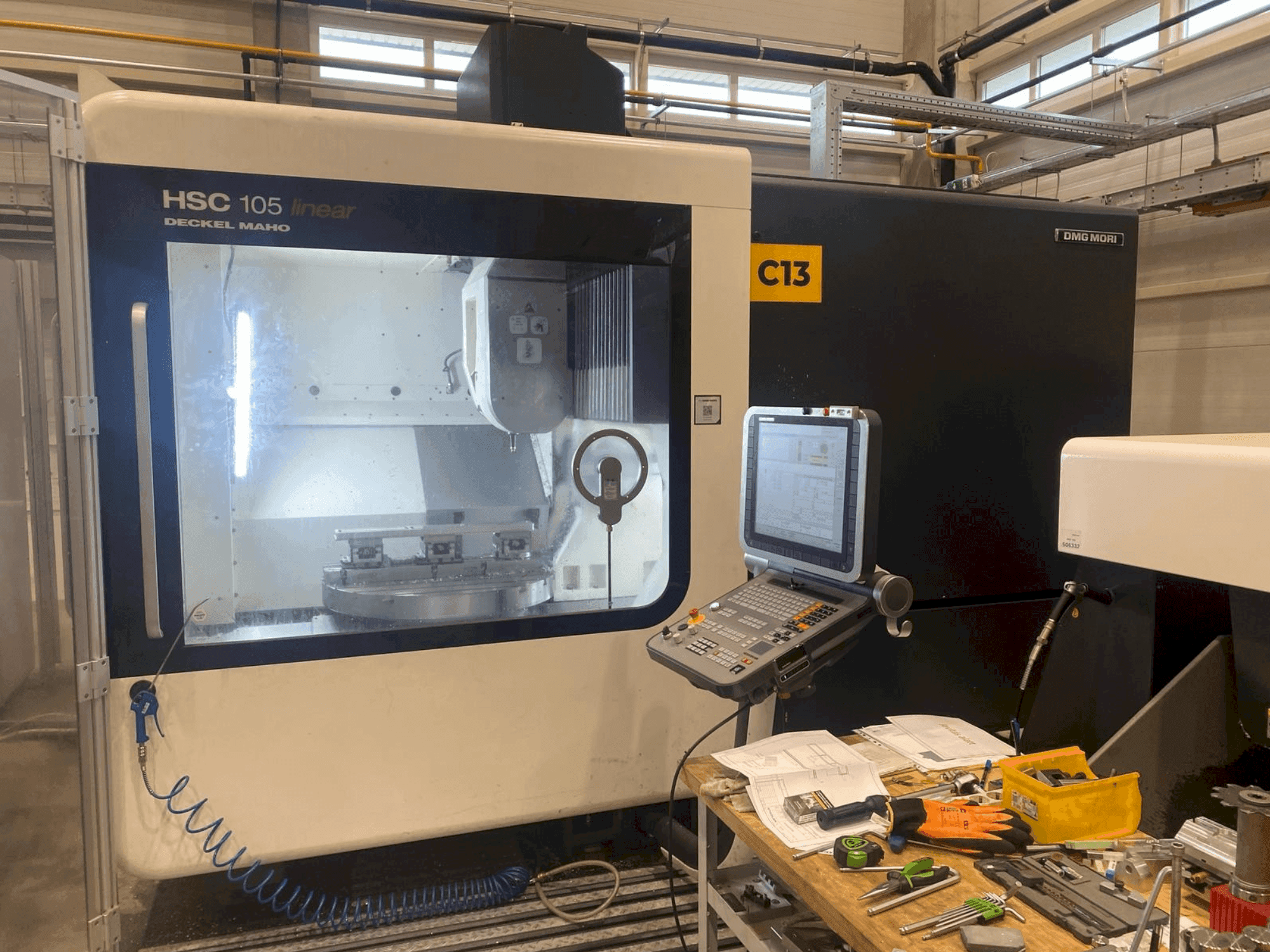Vista Frontal da DMG MORI HSC 105 máquina