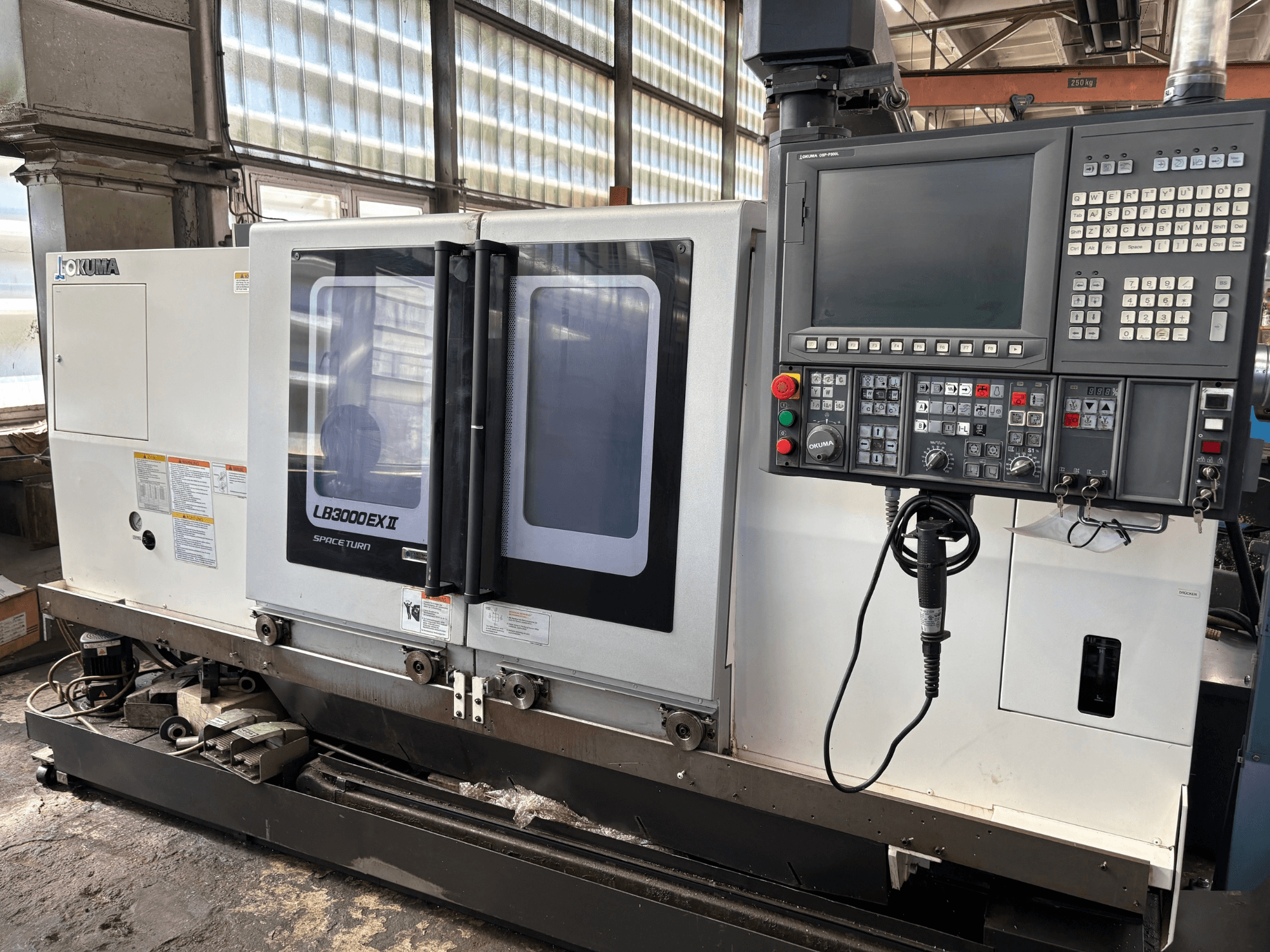 Torno horizontal Okuma LB3000EXII, vista frontal que mostra o painel de controlo e a porta de carregamento.