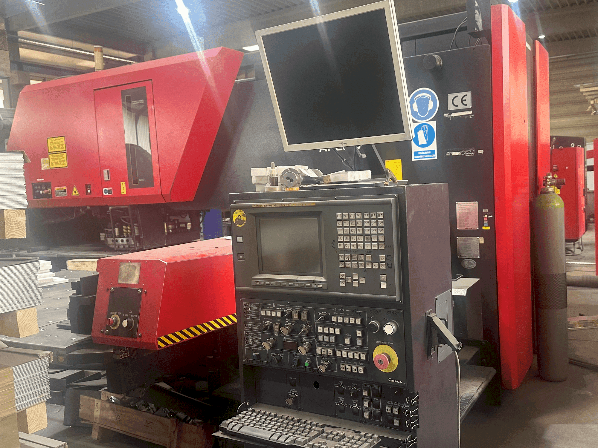 Vista Frontal da AMADA Apelio III 2610V máquina