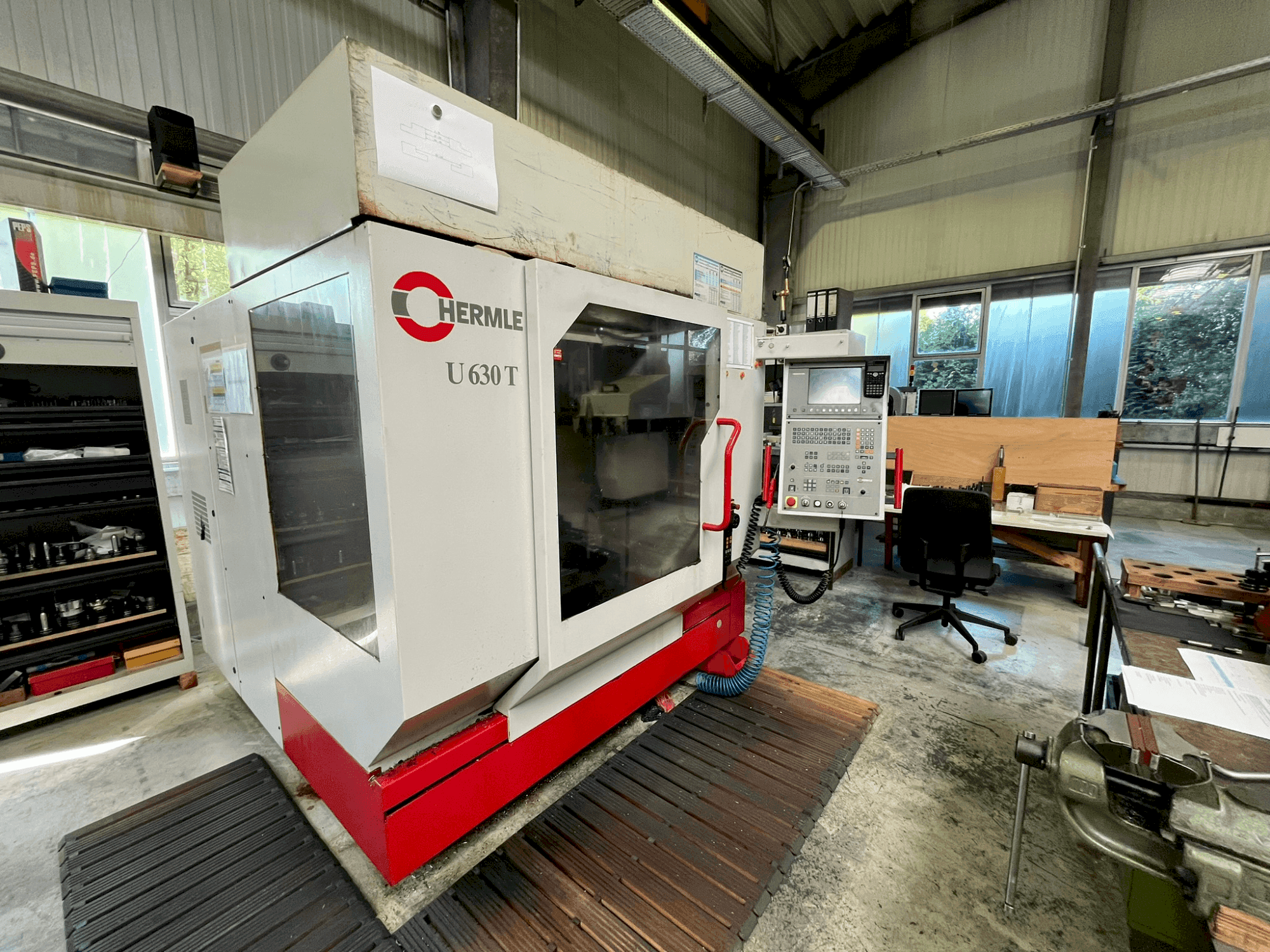 Vista Frontal da HERMLE U 630 T máquina