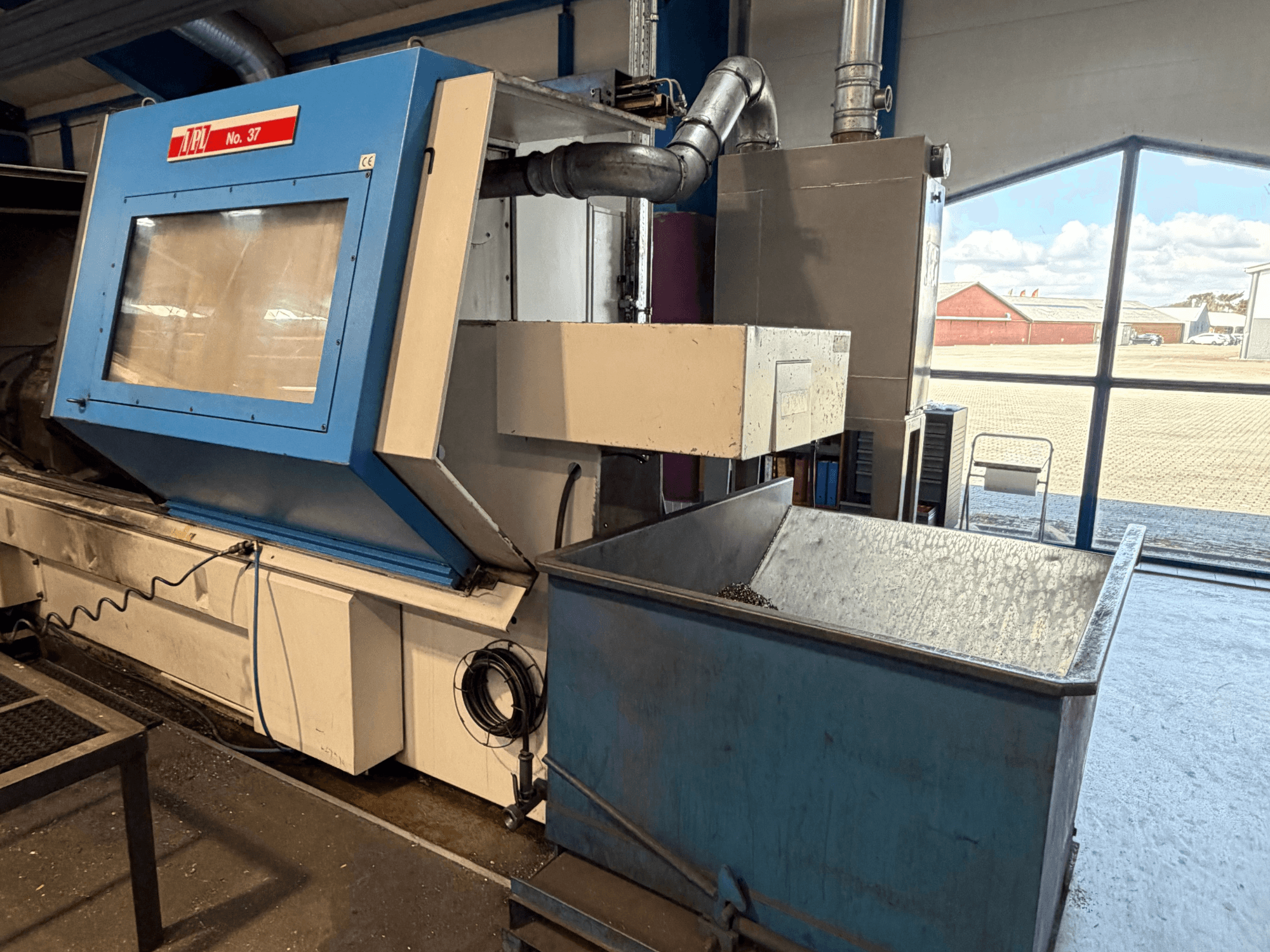 Máquina de torneamento horizontal BOEHRINGER VDF 315 CM, vista frontal mostrando o painel azul e o contentor de recolha de resíduos.