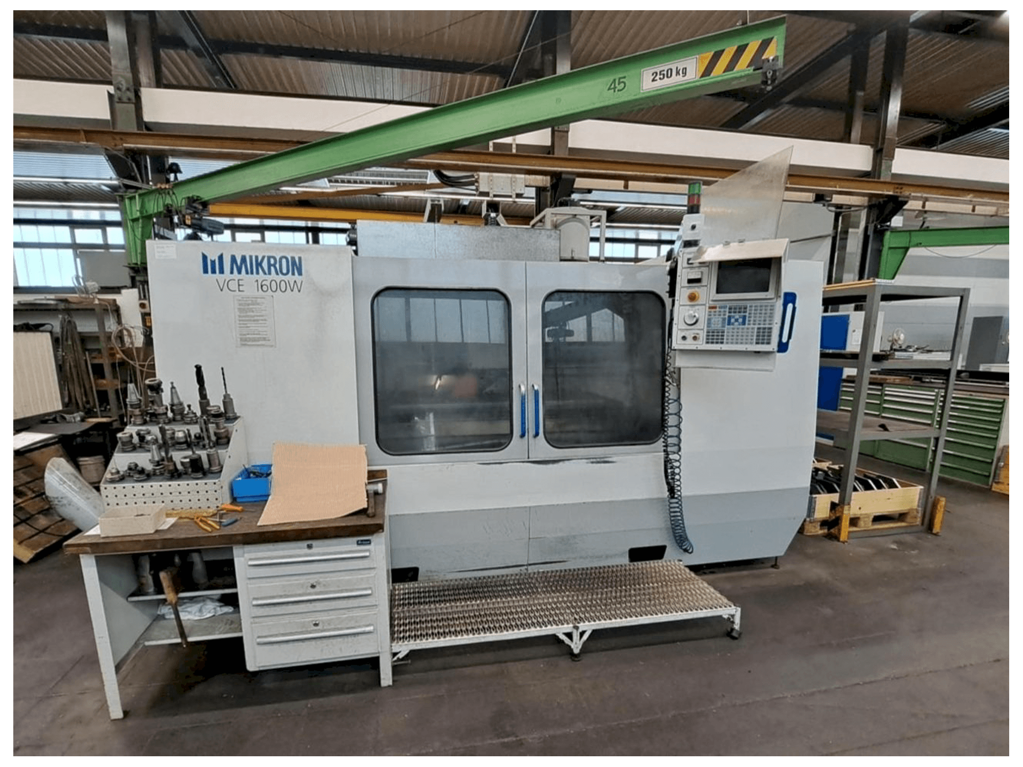Vista Frontal da HAAS MIKRON VCE 1600W máquina