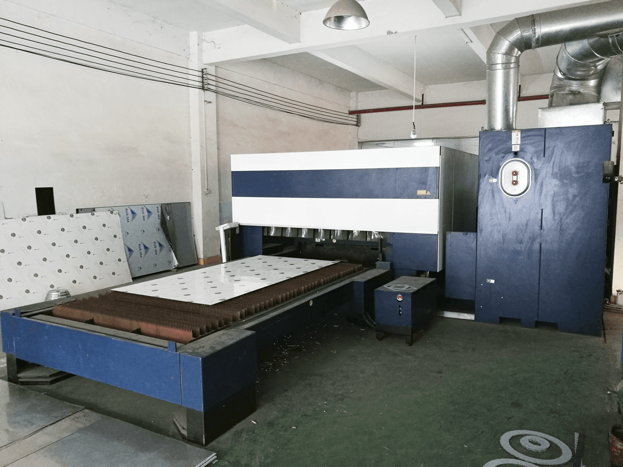 Vista Direita da Trumpf TruLaser 3030 máquina