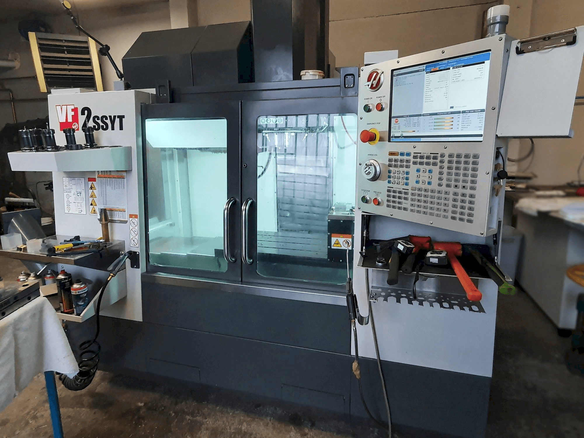 Vista Frontal da HAAS VF-2SSYT máquina