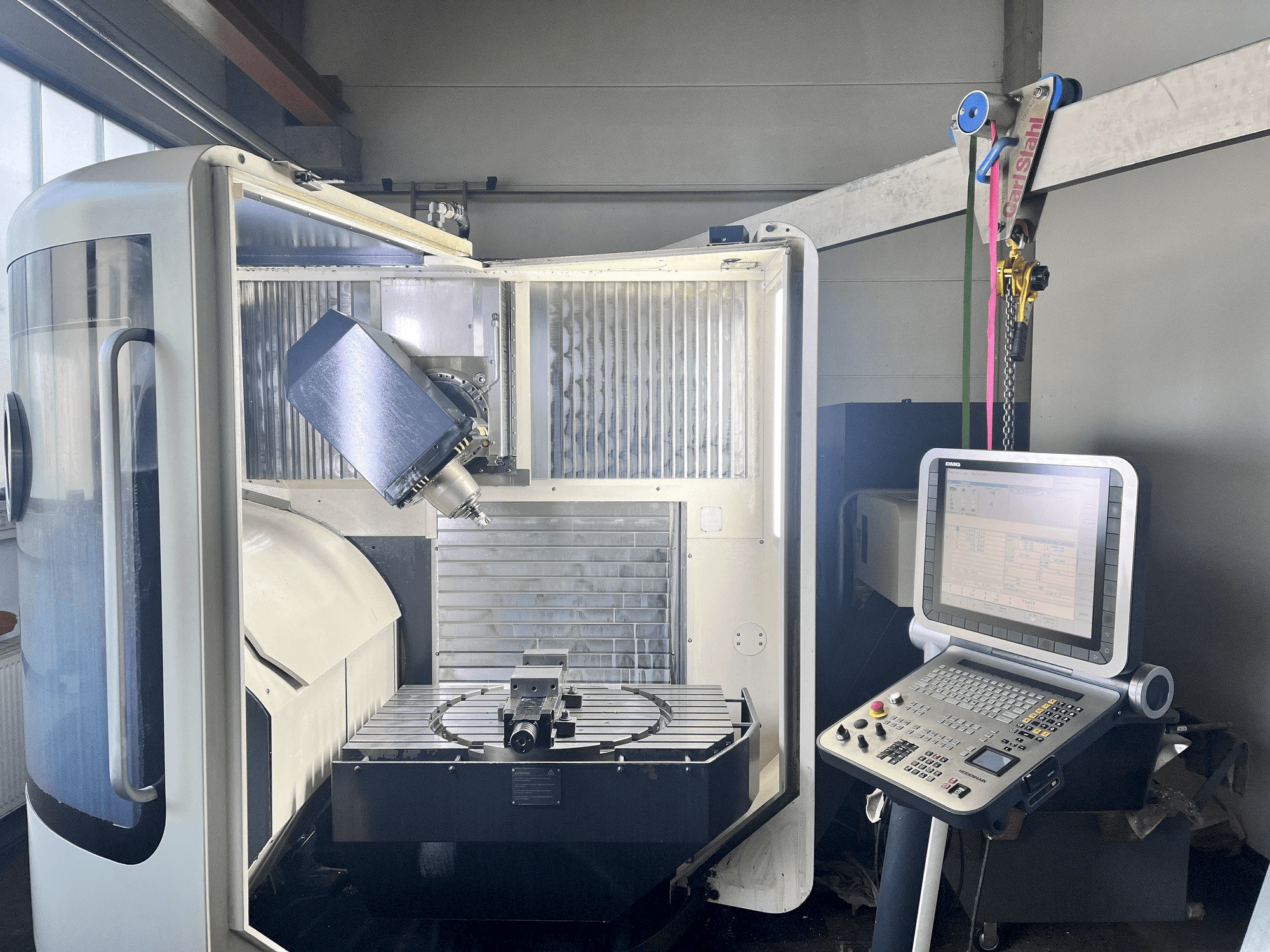 Vista Frontal da DMG MORI DMU 60 monoBLOCK máquina