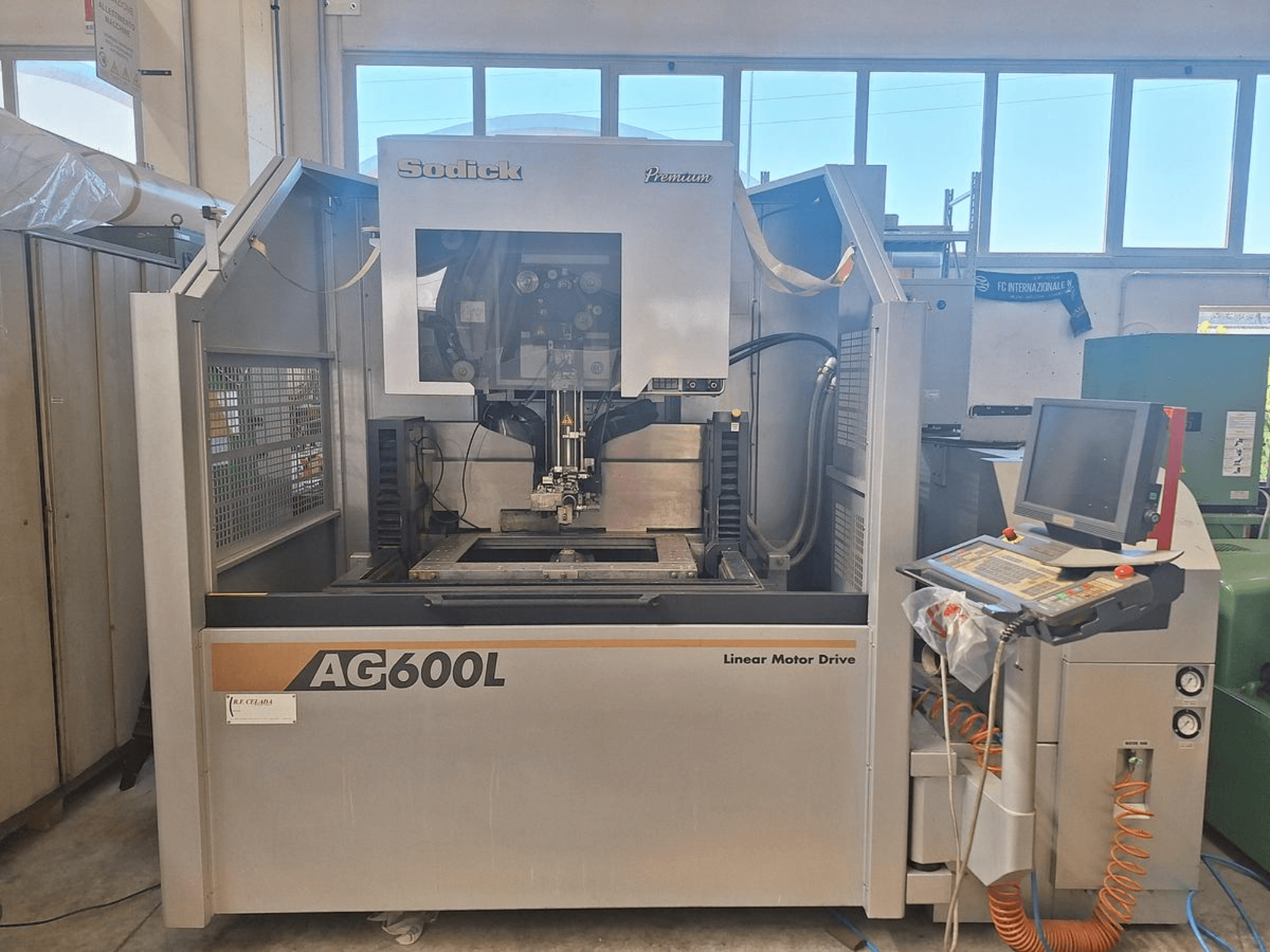 Máquina de eletroerosão por fio Sodick AG 600 L vista de frente, com um painel de controlo e um sistema de acionamento por motor linear.
