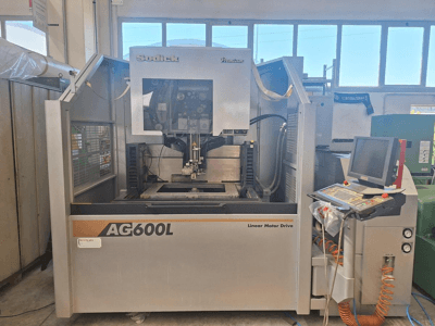 Máquina de eletroerosão por fio Sodick AG 600 L vista de frente, com um painel de controlo e um sistema de acionamento por motor linear.