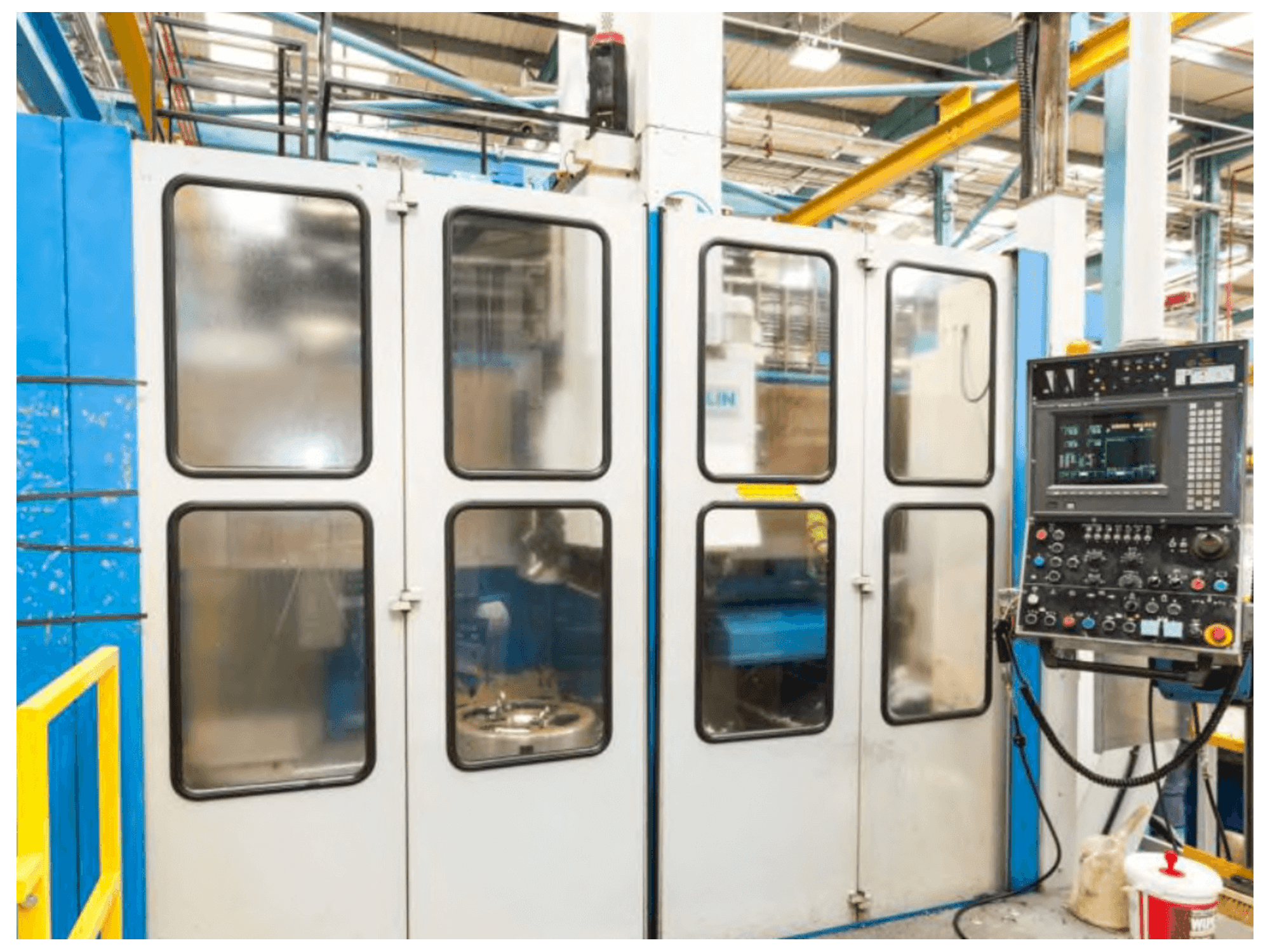 Vista Frontal da TOS SKIQ 20 CNC máquina