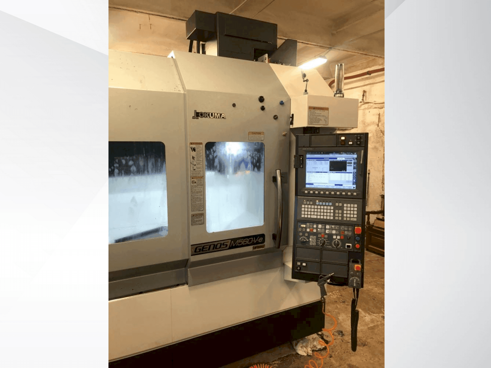 Vista Frontal da Okuma GENOS M560-V-e máquina