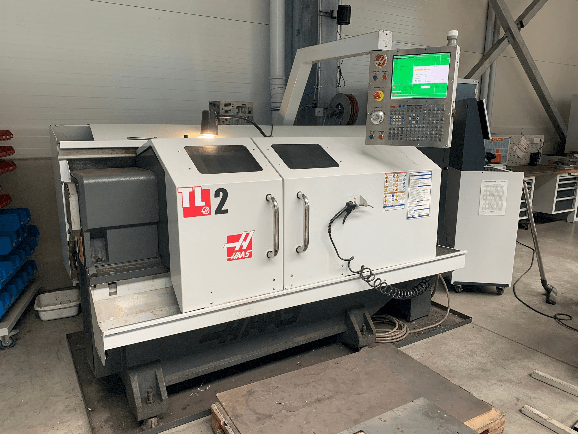 Vista Frontal da HAAS Tl-2 máquina