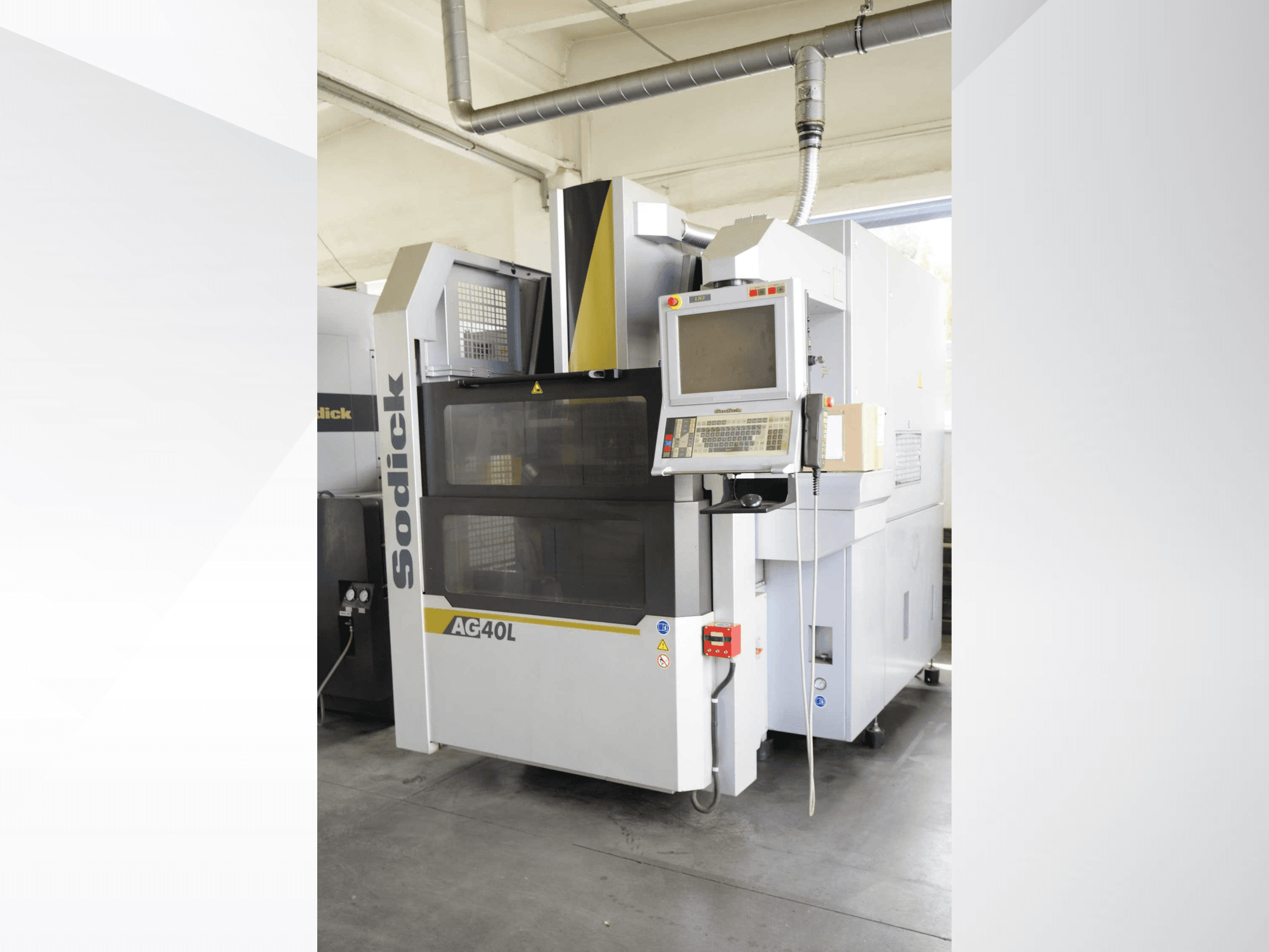 Máquina de eletroerosão por penetração Sodick AG40L LN2, vista frontal com o painel de controlo a apresentar as configurações e as funcionalidades de segurança.