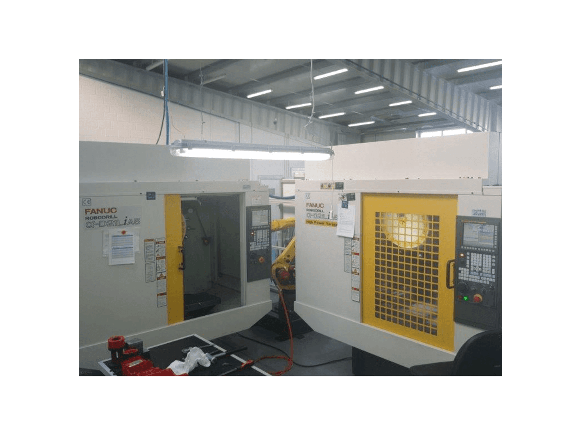 Vista Frontal da FANUC RoboDrills D21LiA5 Vertical Machining Centers + M20iA/M35 Robot máquina