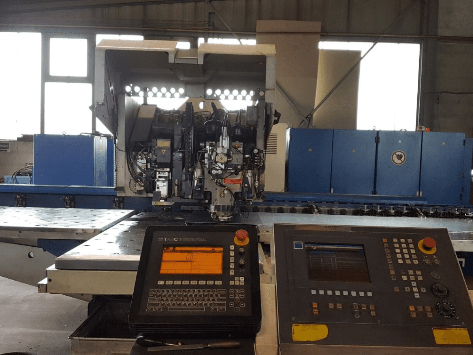 TRUMPF Trumatic 600L Punch-Laser Combo, vista frontal, mostrando o painel de controlo e os detalhes da máquina numa oficina.