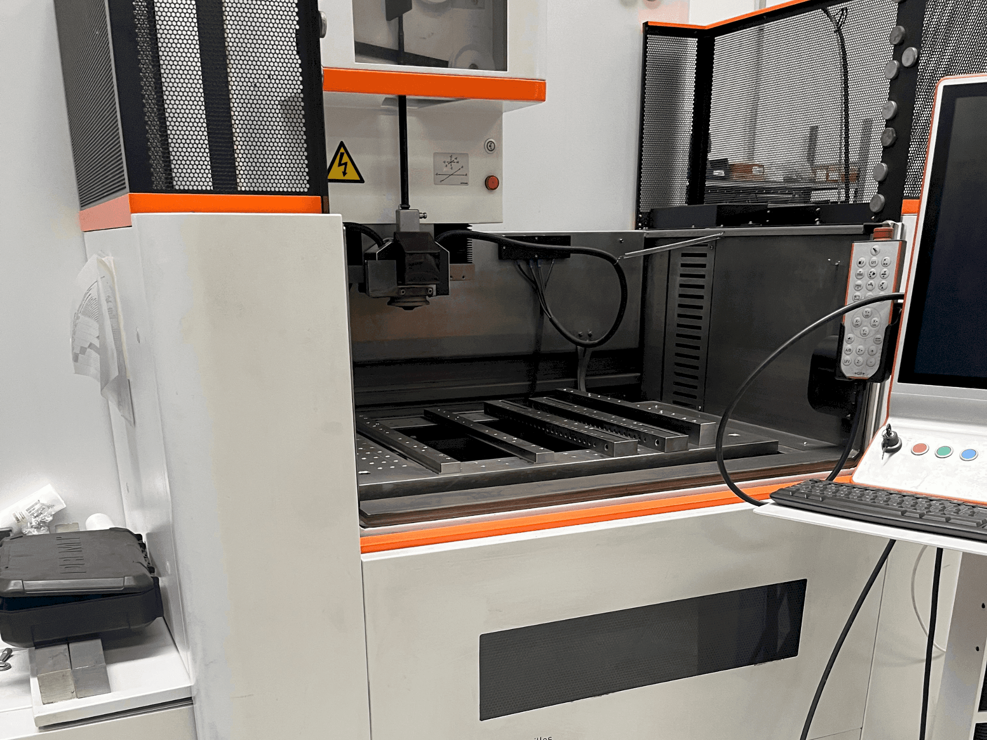 Vista Frontal da AgieCharmilles CUT E 600 máquina