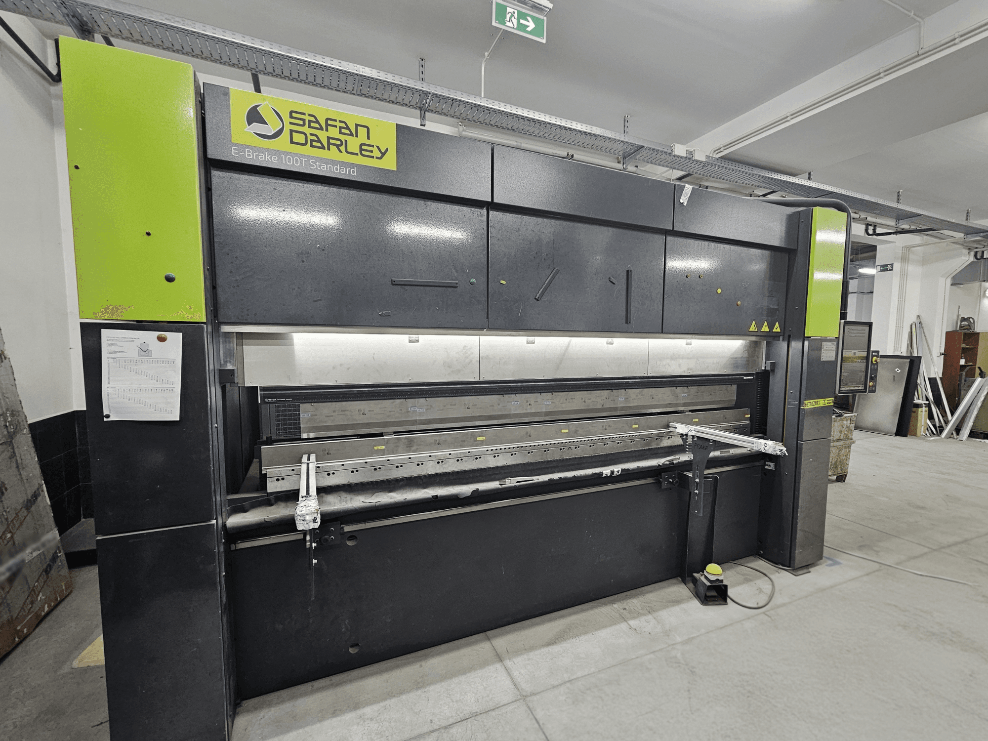 SafanDarley E-Brake 100T Standard, vista frontal; máquina de dobragem hidráulica com painel de controlo, pedal e caraterísticas de segurança.
