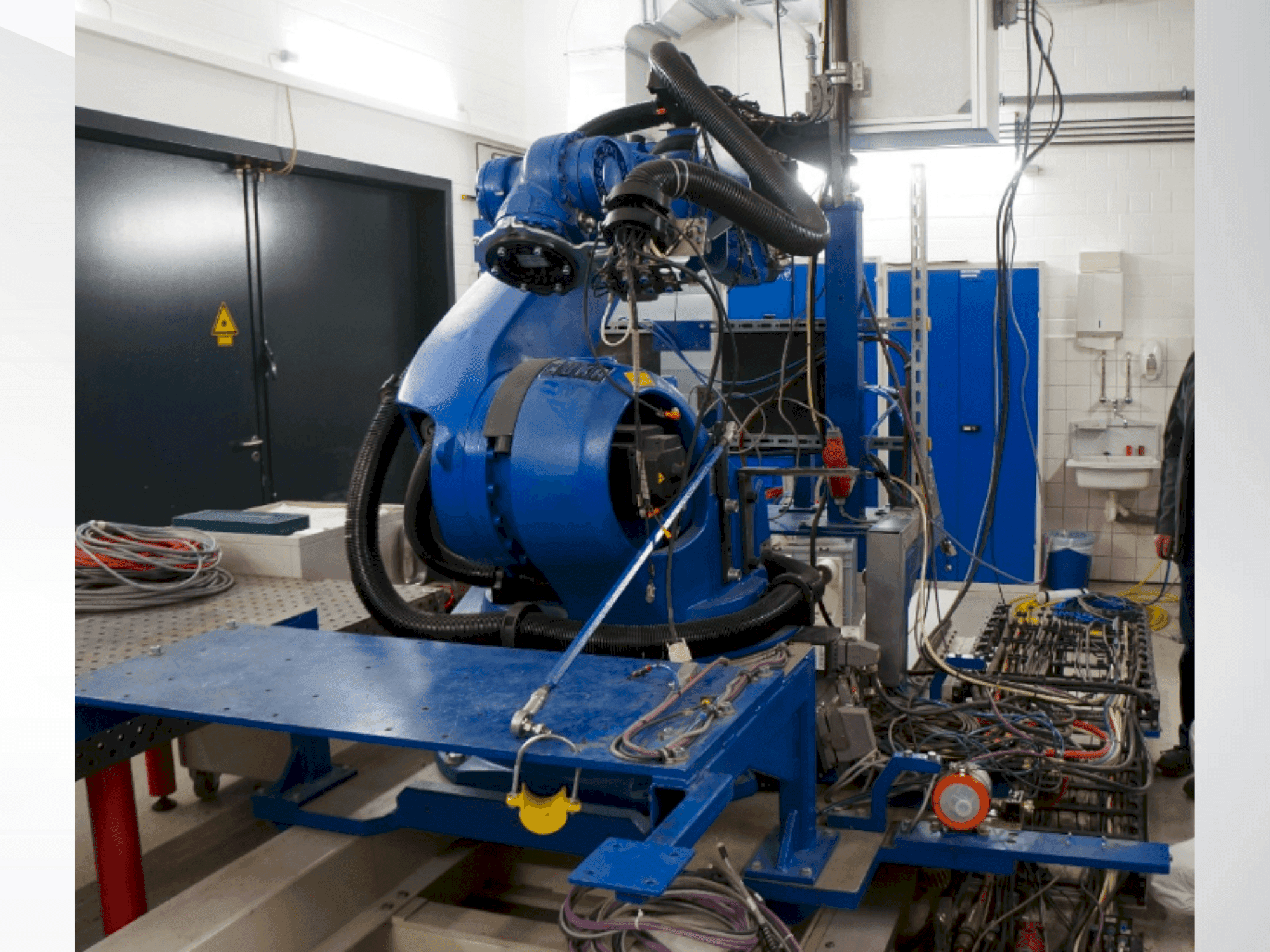 Vista Lateral  da KUKA KR 100-2 HA 2000  máquina