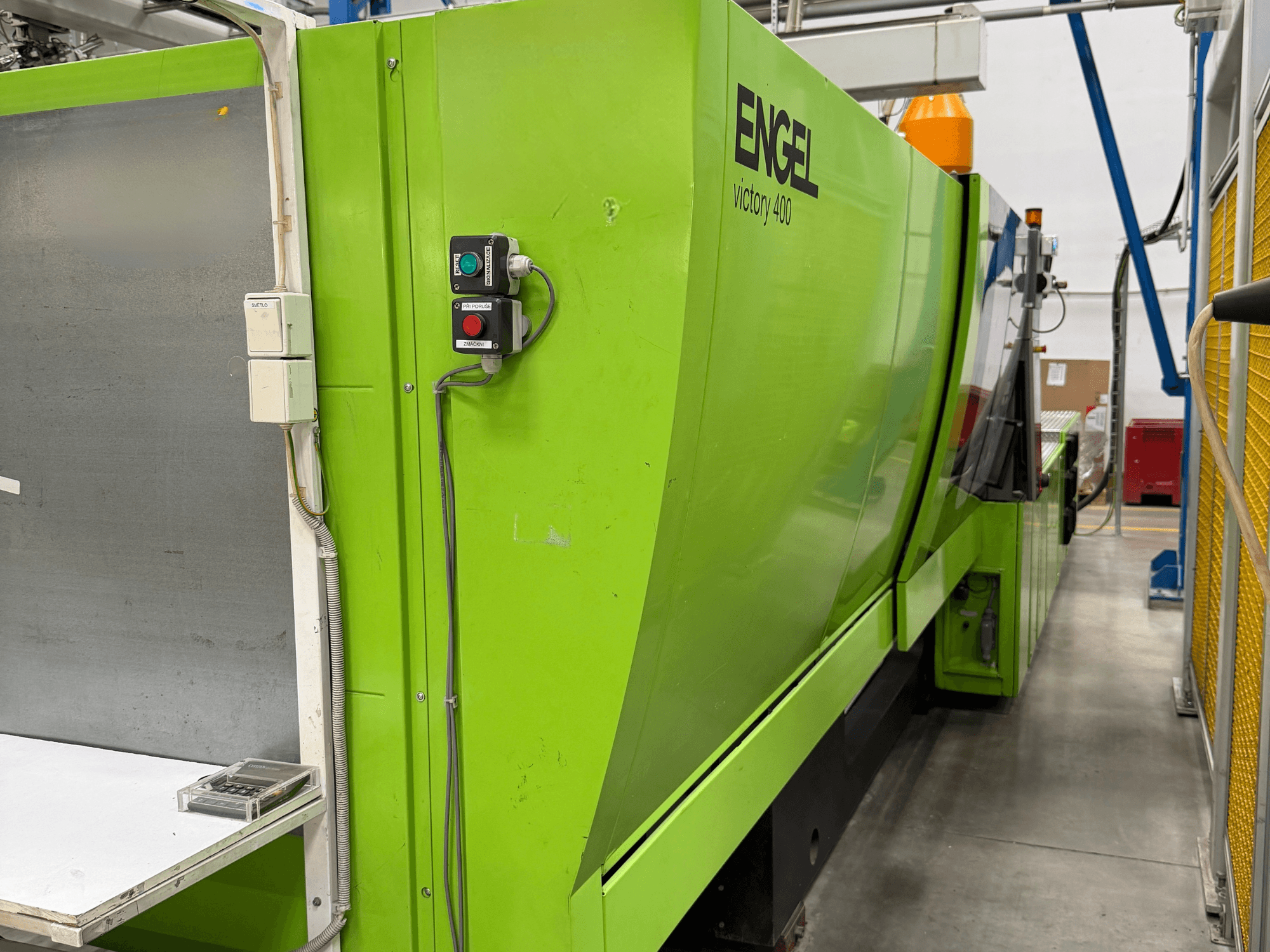 Máquina de moldagem por injeção hidráulica Engel Victory 400, vista lateral, com painel de controlo e exterior verde.