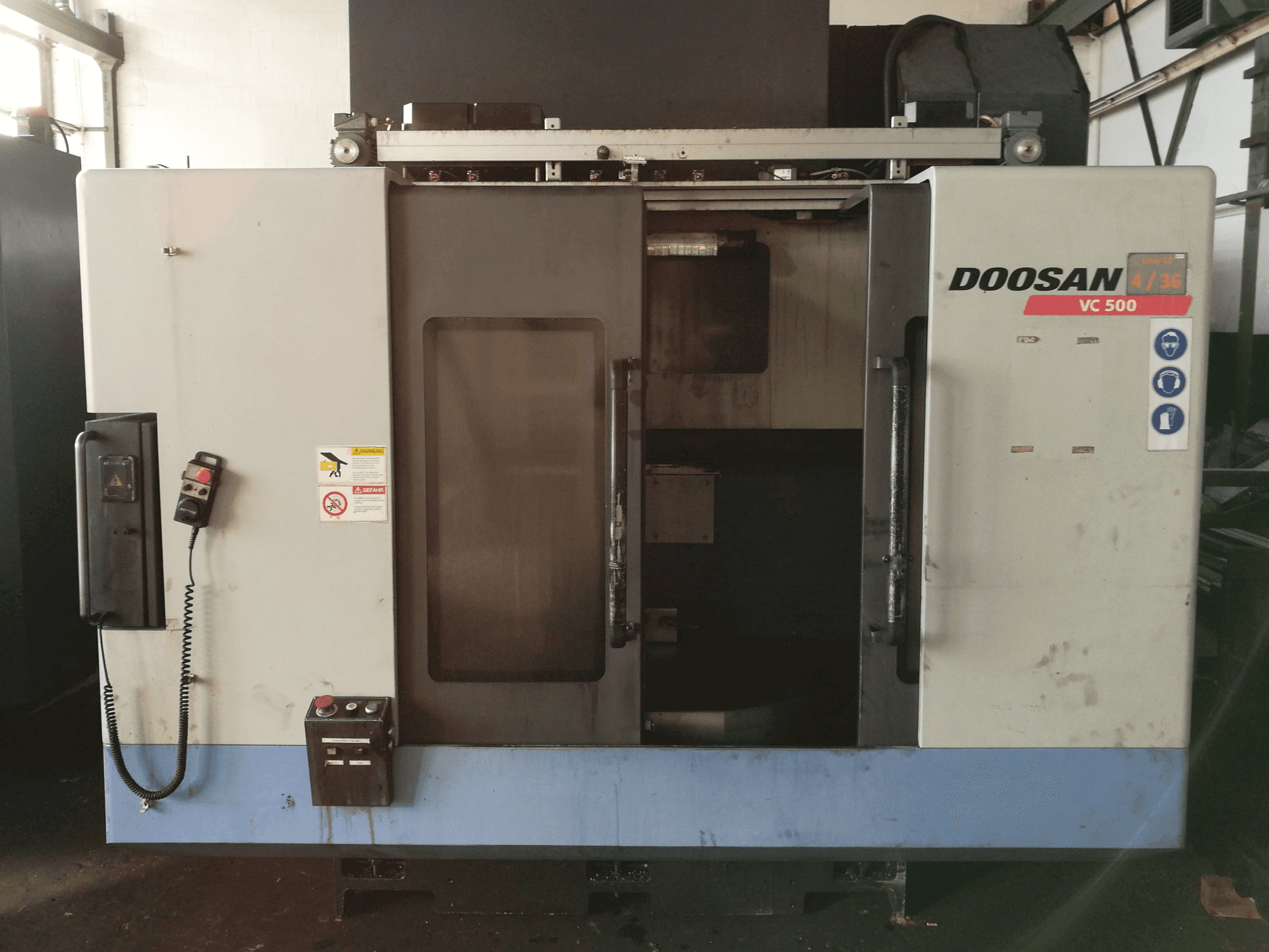 Vista Frontal da Doosan VC 500 máquina