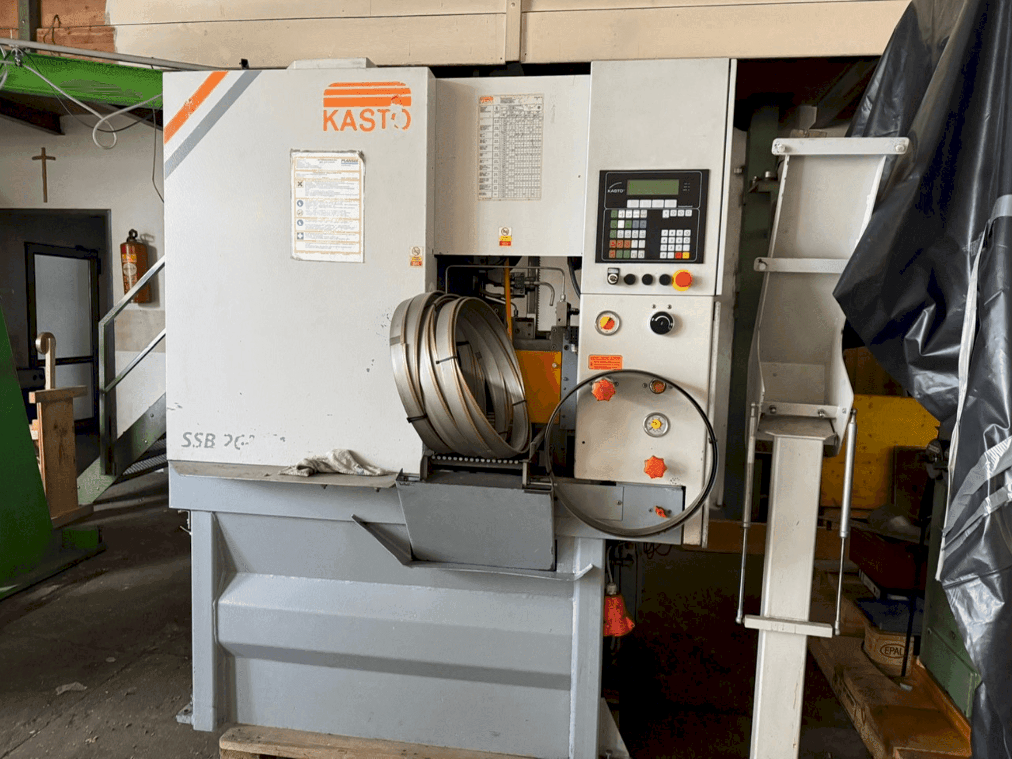 Vista Frontal da KASTO SSB 260 VA-CC-CNC máquina