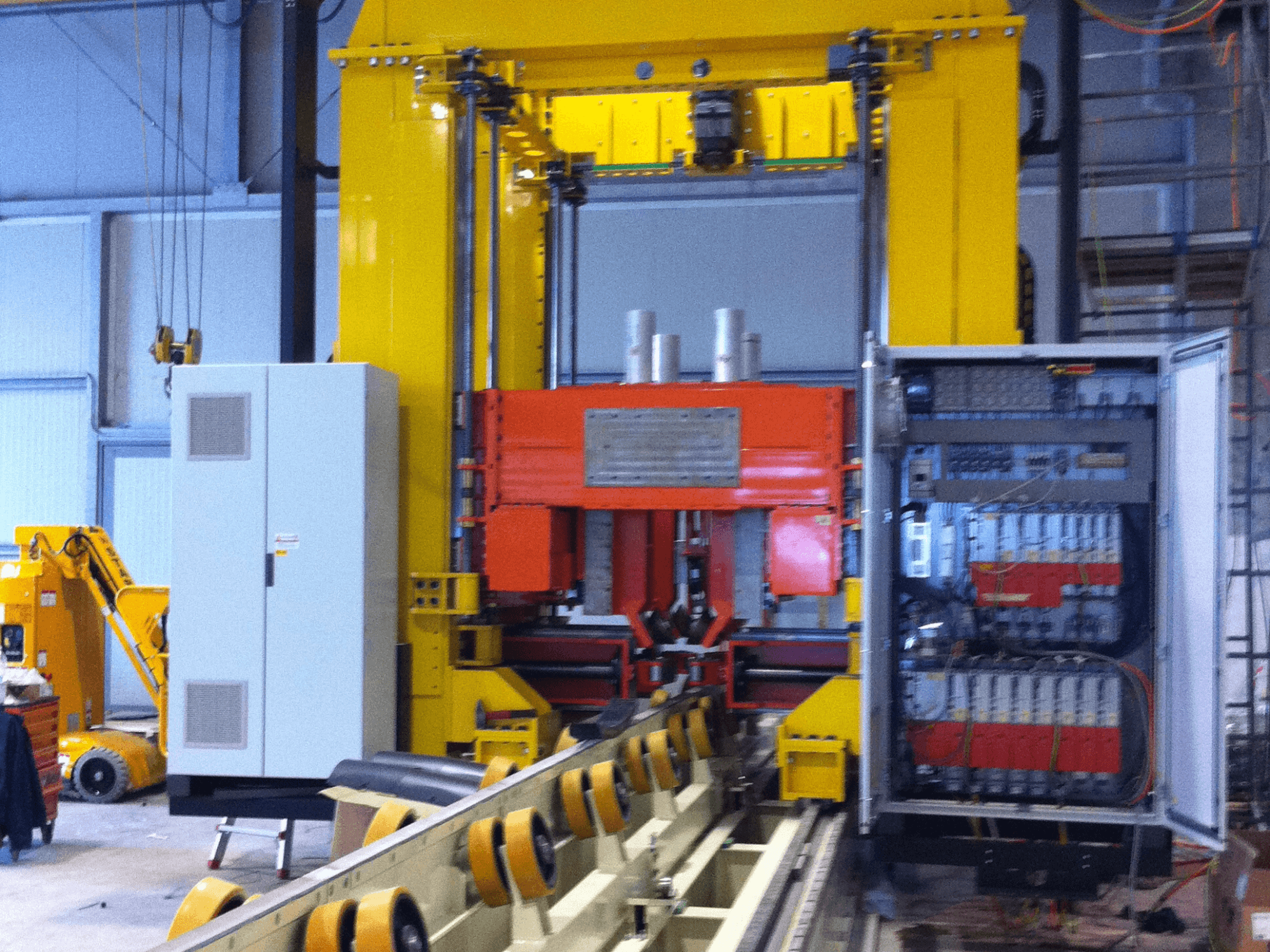 Máquina RONDA IMPIANTO CHIUSURA E SALDATURA LASER, vista frontal que mostra o painel de controlo e os componentes de soldadura, num ambiente industrial.