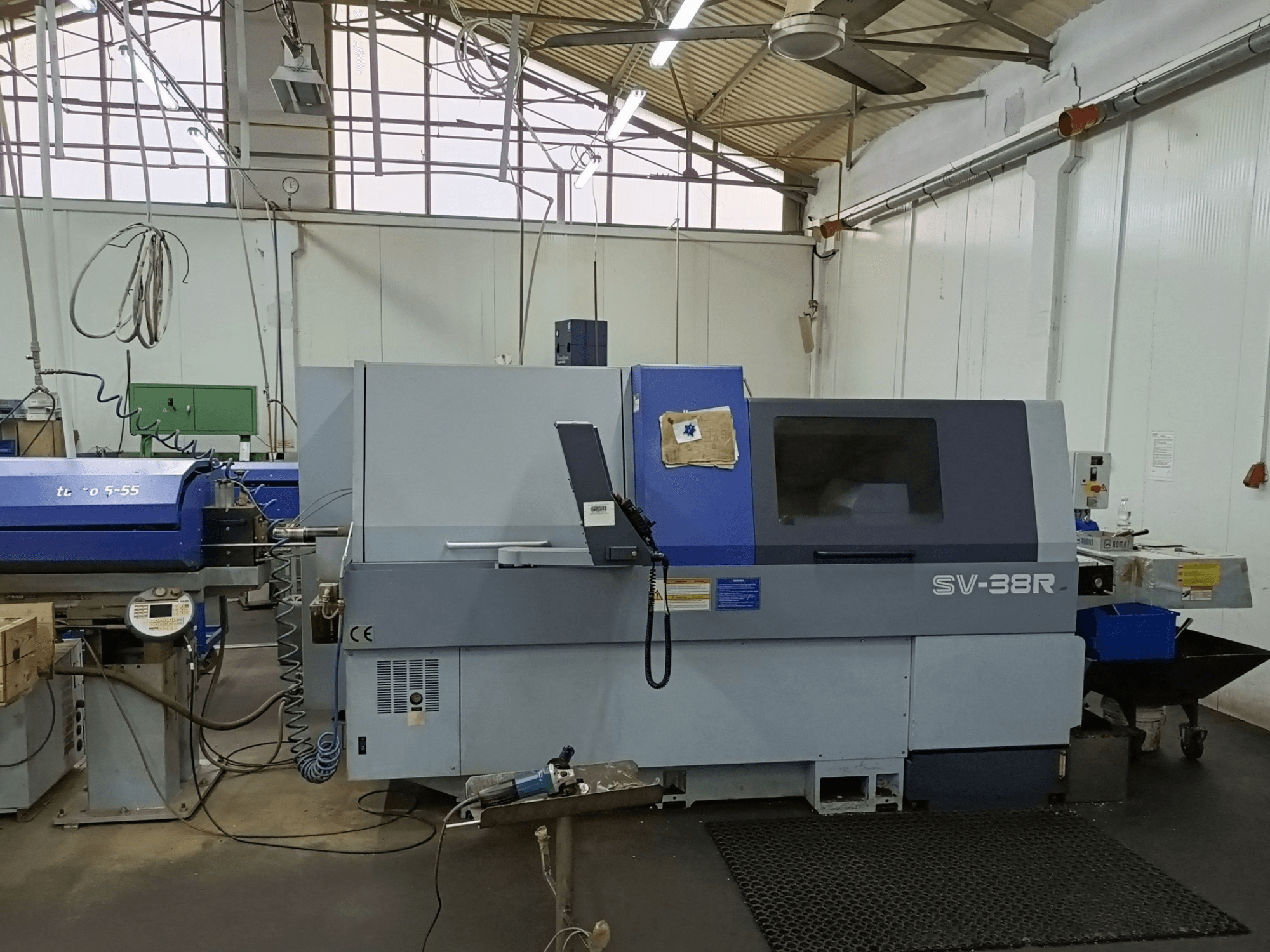 Torno de tipo suíço STAR MICRONICS SV-38R tipo B, vista frontal que mostra o painel de controlo e a área de maquinagem.