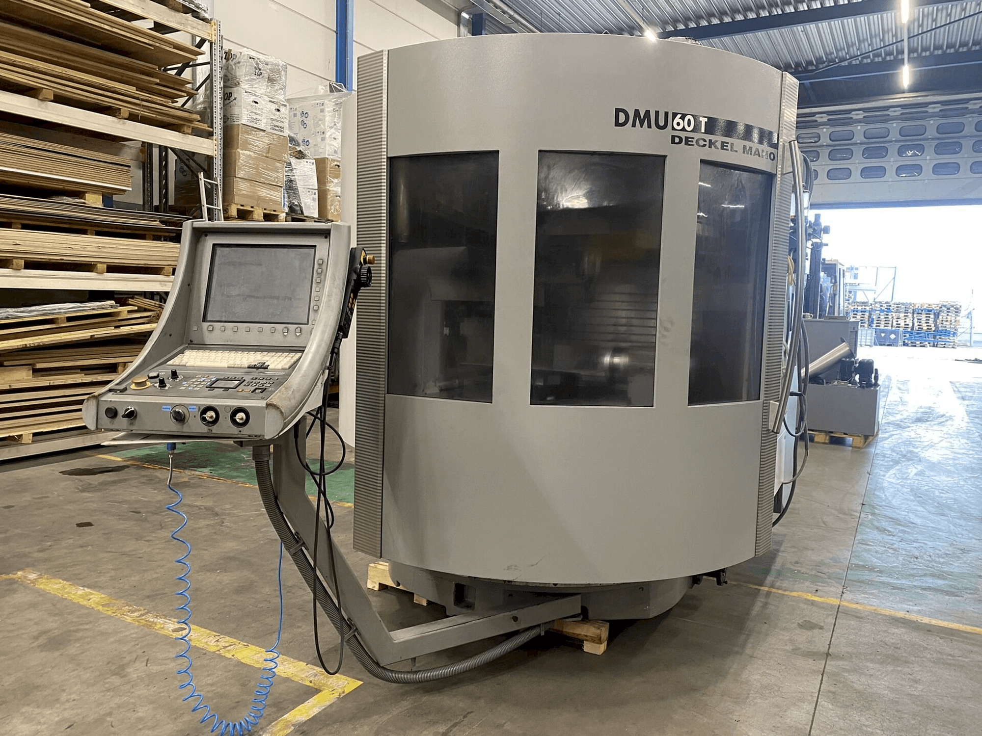 Vista Frontal da DECKEL MAHO DMU60T máquina