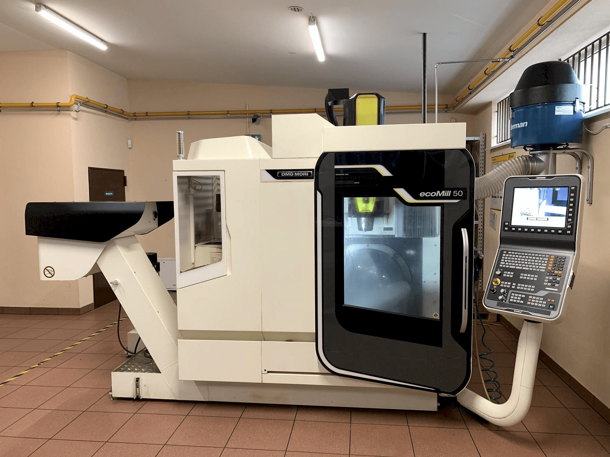 Vista Frontal da DMG MORI ecoMill 50 máquina