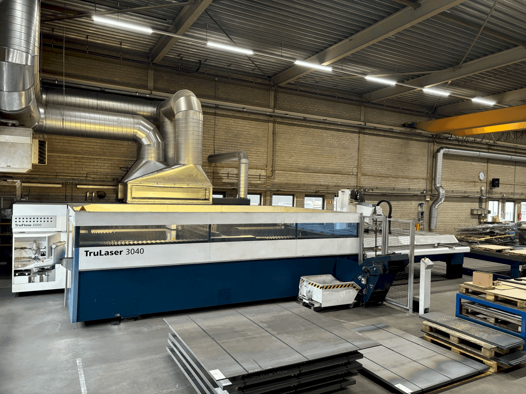 Vista Frontal da TRUMPF TruLaser 3040 + LiftMaster máquina