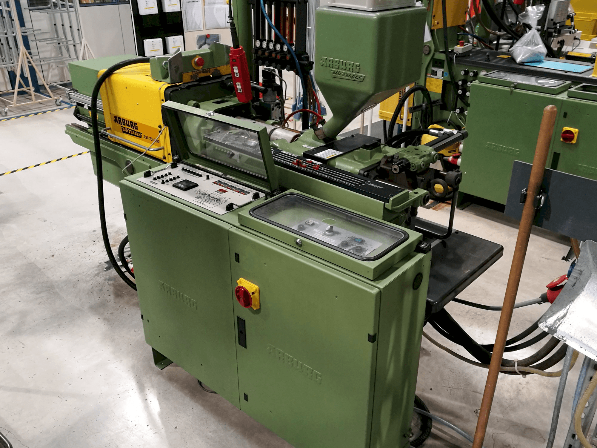 Vista Direita da Arburg Allrounder 221-75-350 máquina